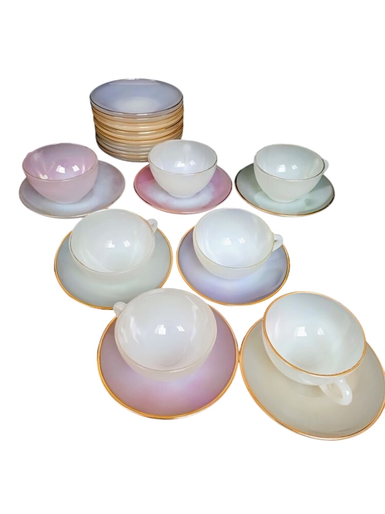 Lot de 7 tasses pastel en opaline ARCOPAL et 19 petites sous-assiettes- style vintage. - Photo 0