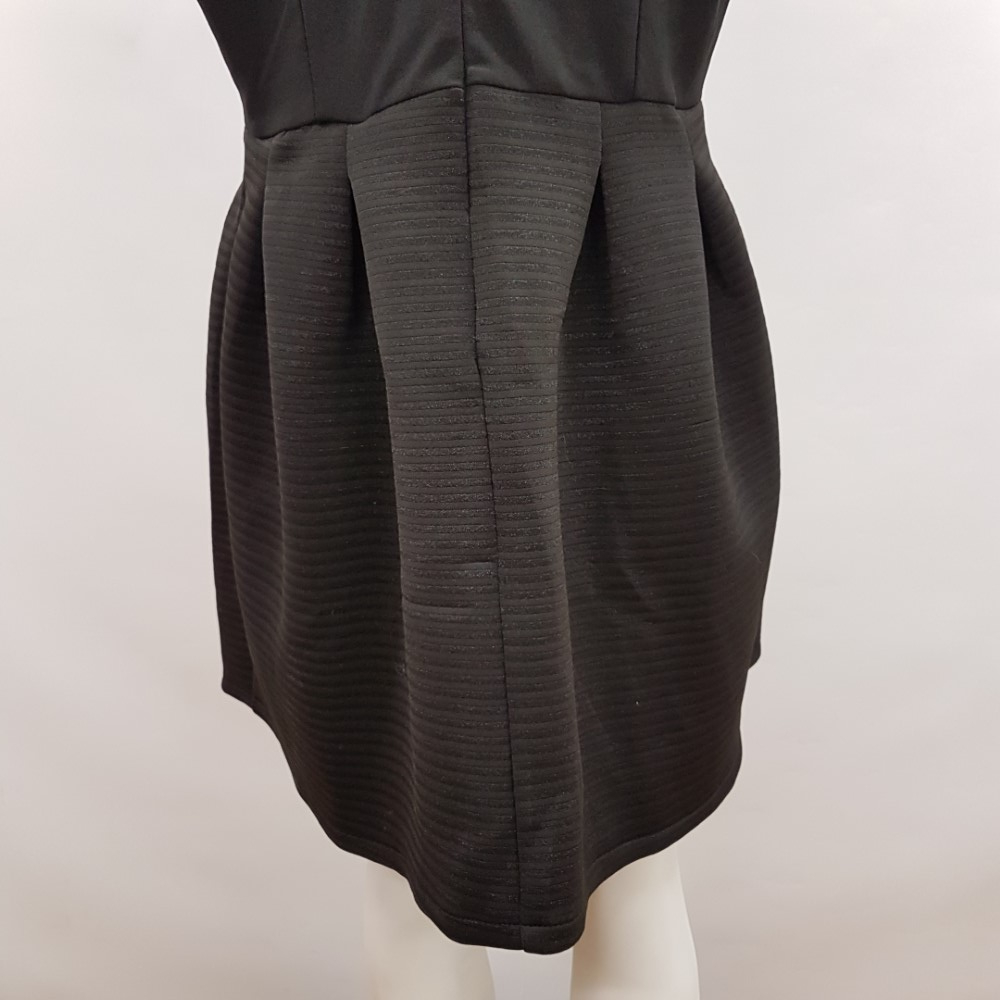 Voir photo 7 de Robe de fêtes chic noire - AGATHE VELMONT - Taille 4 Robe de fêtes chic noire - AGATHE VELMONT - Taille 4 Très bon état - Vue 7 -
