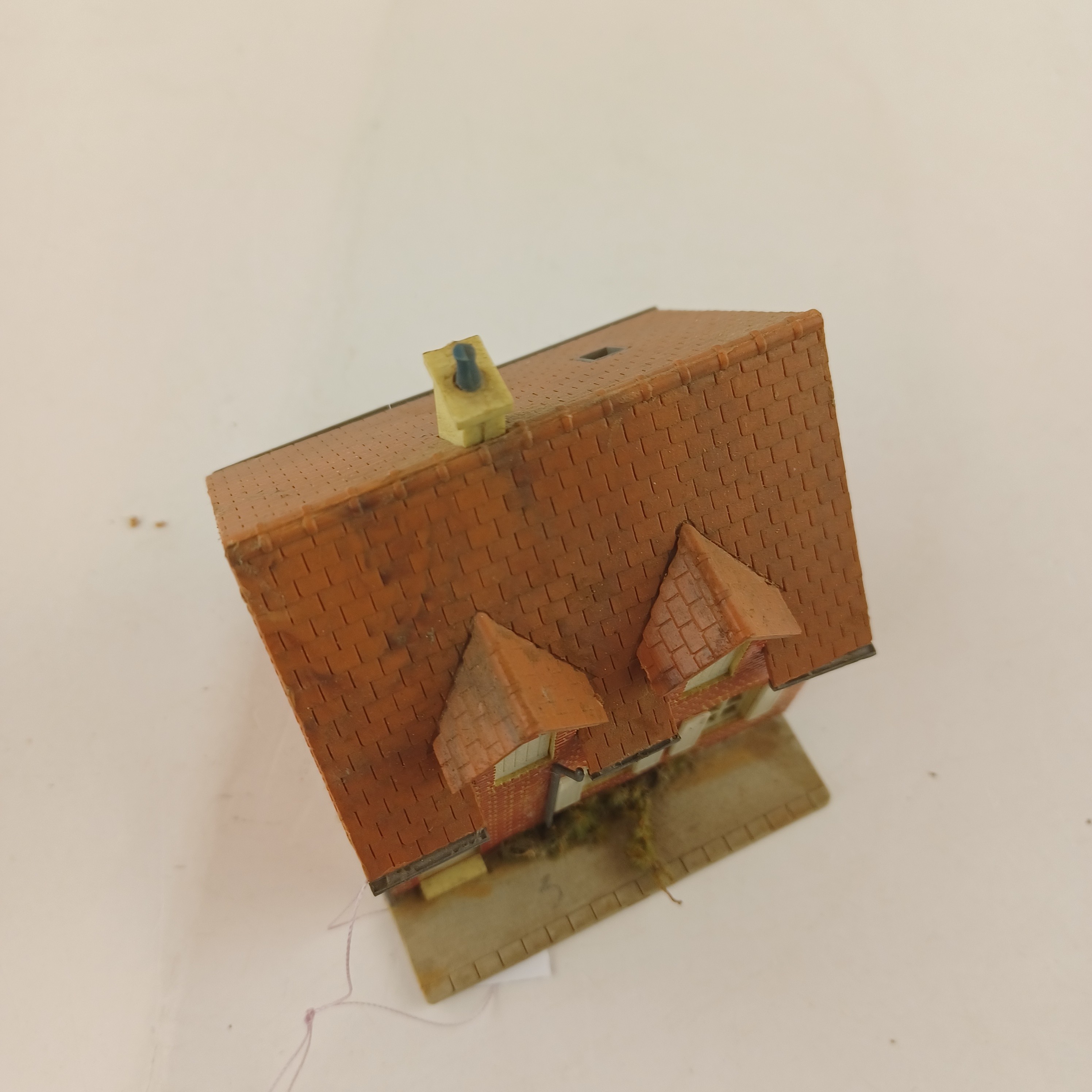 Maquette de modélisme d'une maison en brique rouge de 7x8x8 cm Très bon état - Vue 5 - 