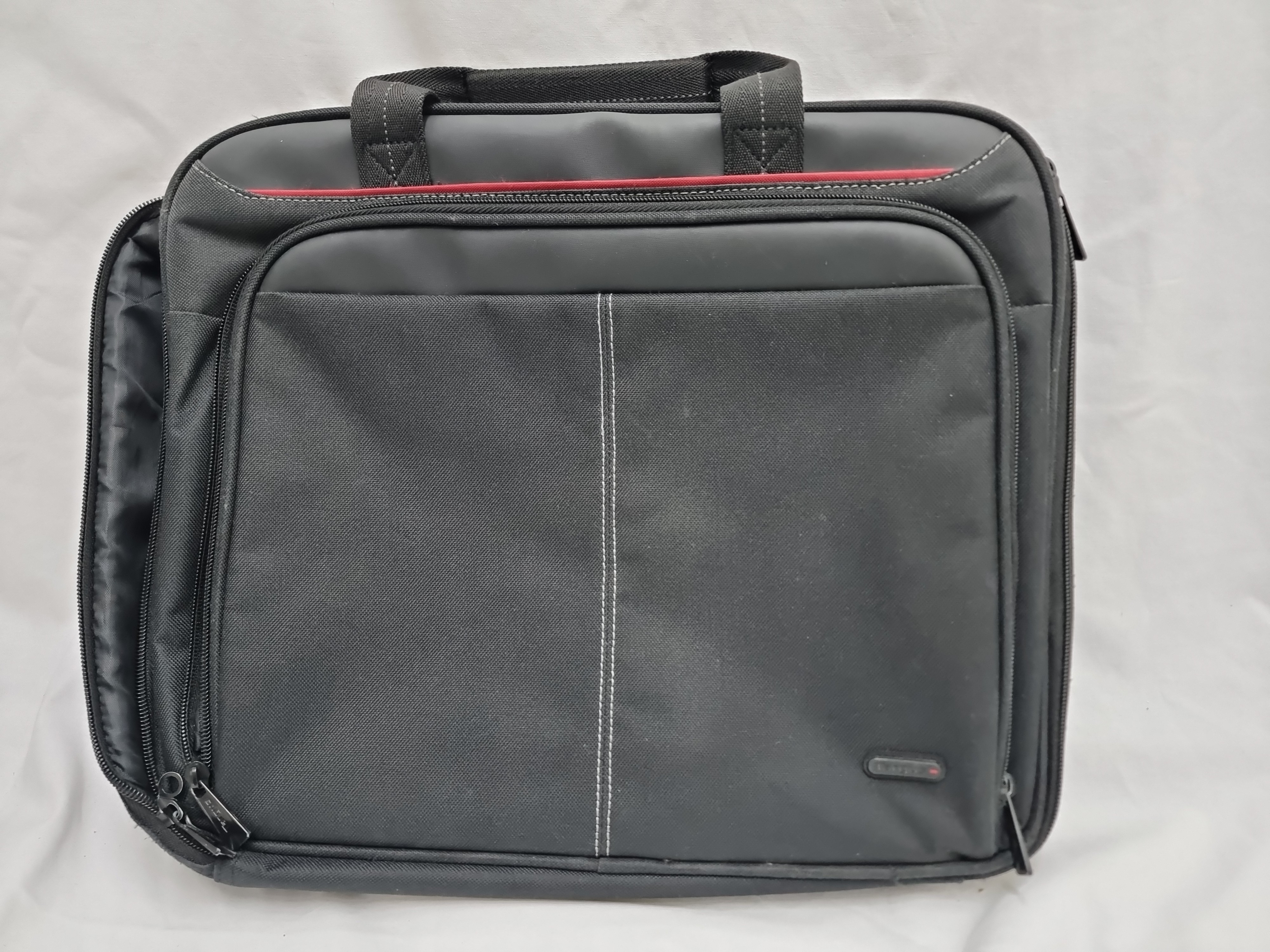 Sacoche de la marque Targus pour votre Pc Portable 13 pouces Bon état -  reconditionné disponible sur Label Emmaüs
