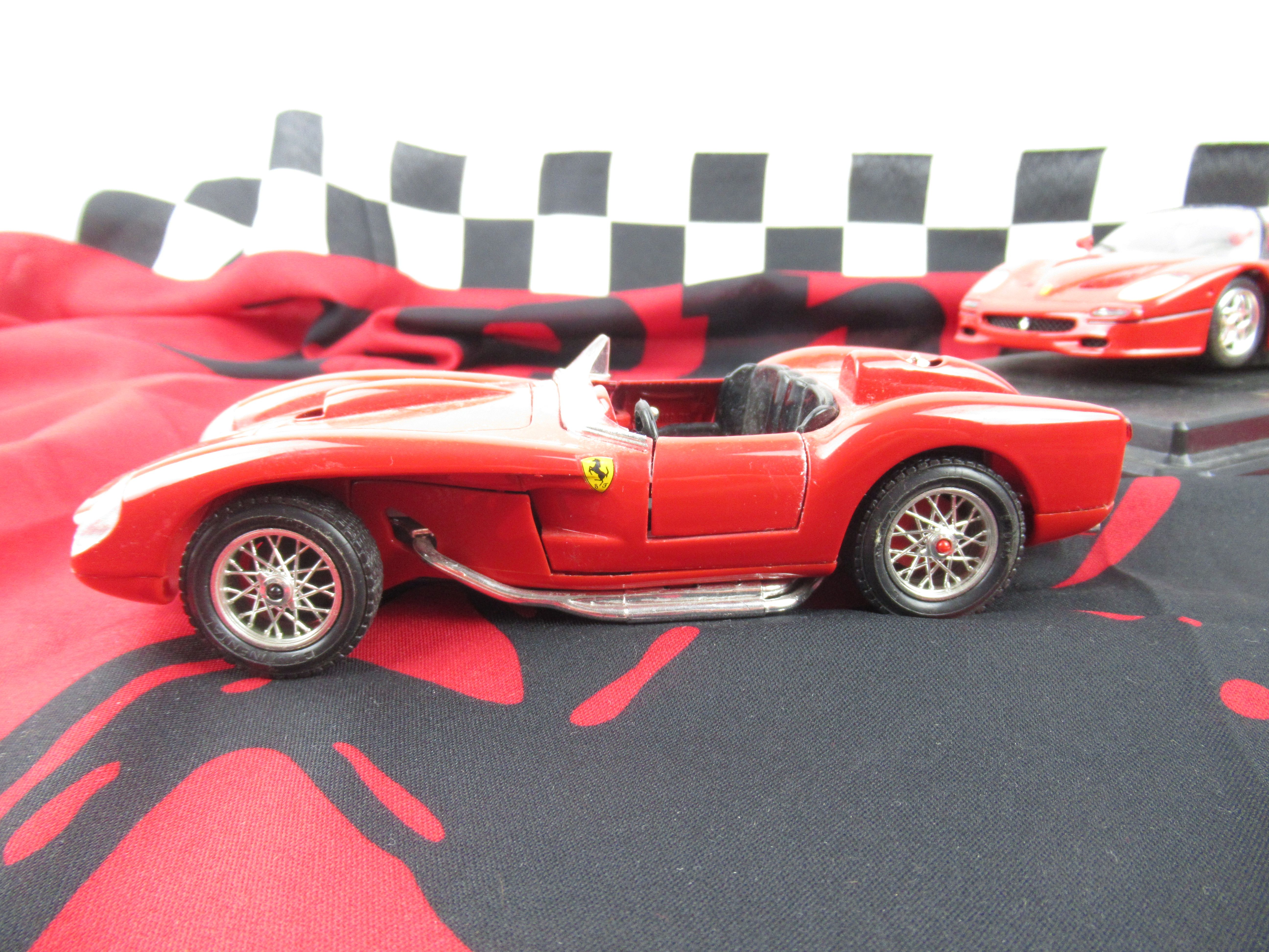 Voir photo 4 de Lot de 3 voitures Ferrari et leur drapeau Lot de 3 voitures Ferrari et leur drapeau Bon état - Vue 4 -