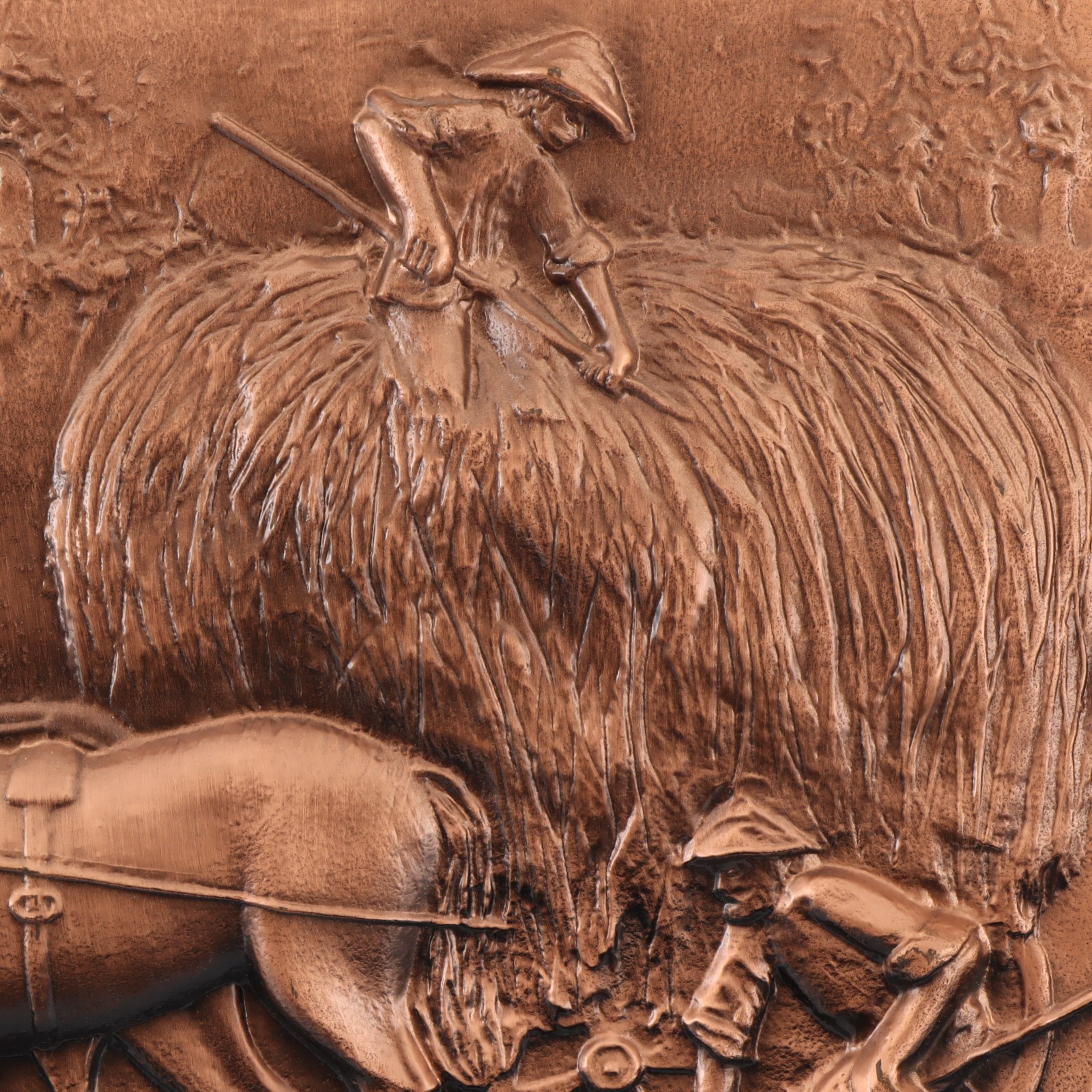 Plaque en cuivre en relief - scène champêtre chargement du foin - Photo 1