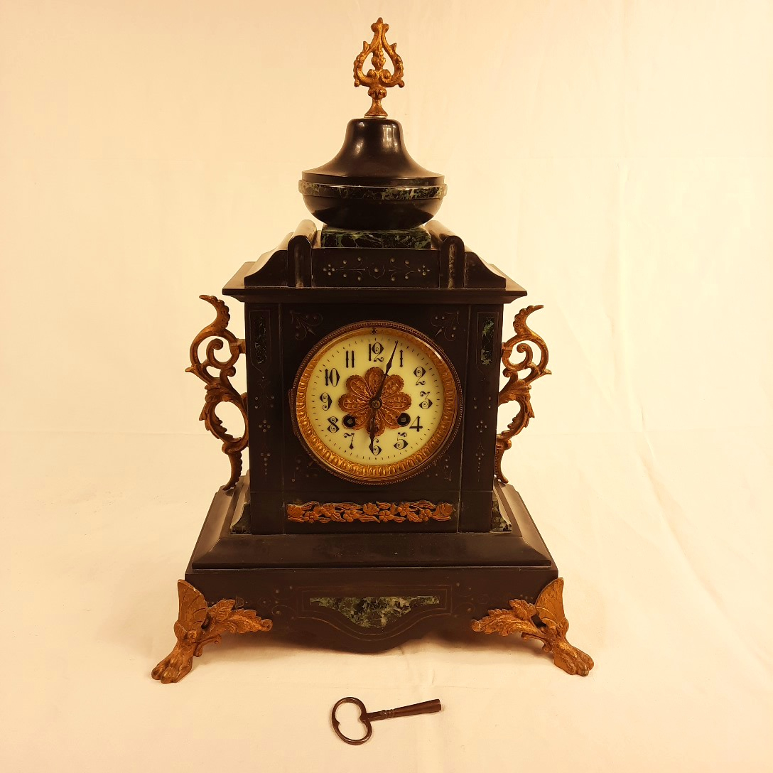 pendule à poser Napoléon III décor métal doré sur marbre noir  - Vue 2 - 