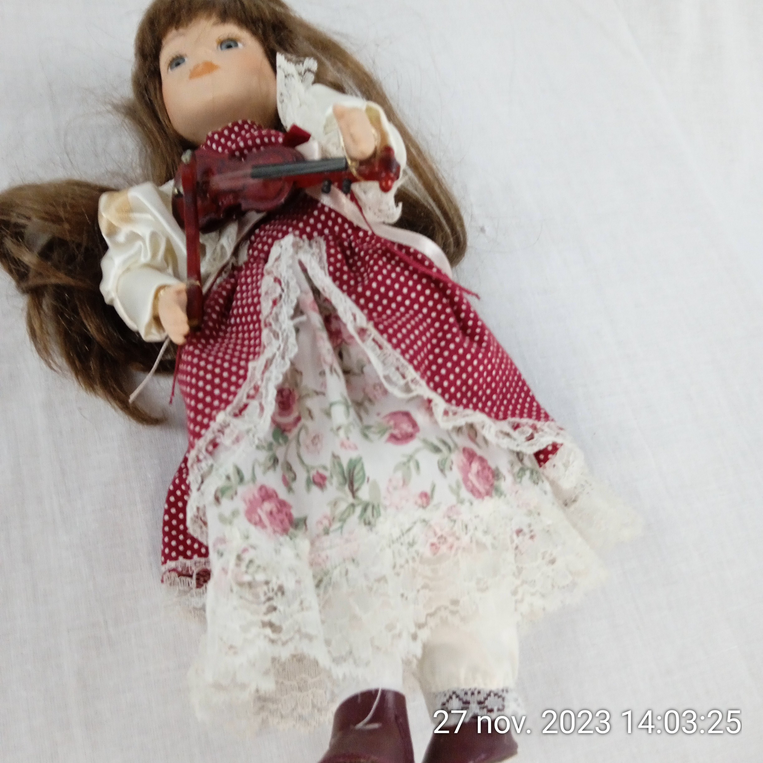 Poupée ancienne en porcelaine avec violon  - Photo 2