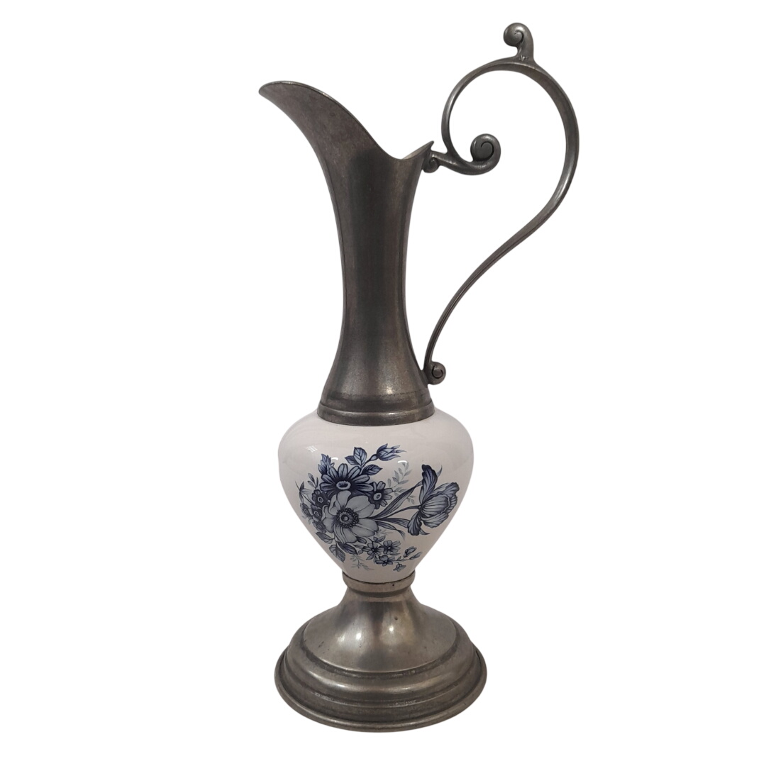 Acheter Élégant Pichet en Étain et Céramique Vintage – Motif Floral Bleu Style Delft - 30 cm Très bon état - 18,00 € Élégant Pichet en Étain et Céramique Vintage – Motif Floral Bleu Style Delft - 30 cm Très bon état - reconditionné disponible sur Label Emmaüs