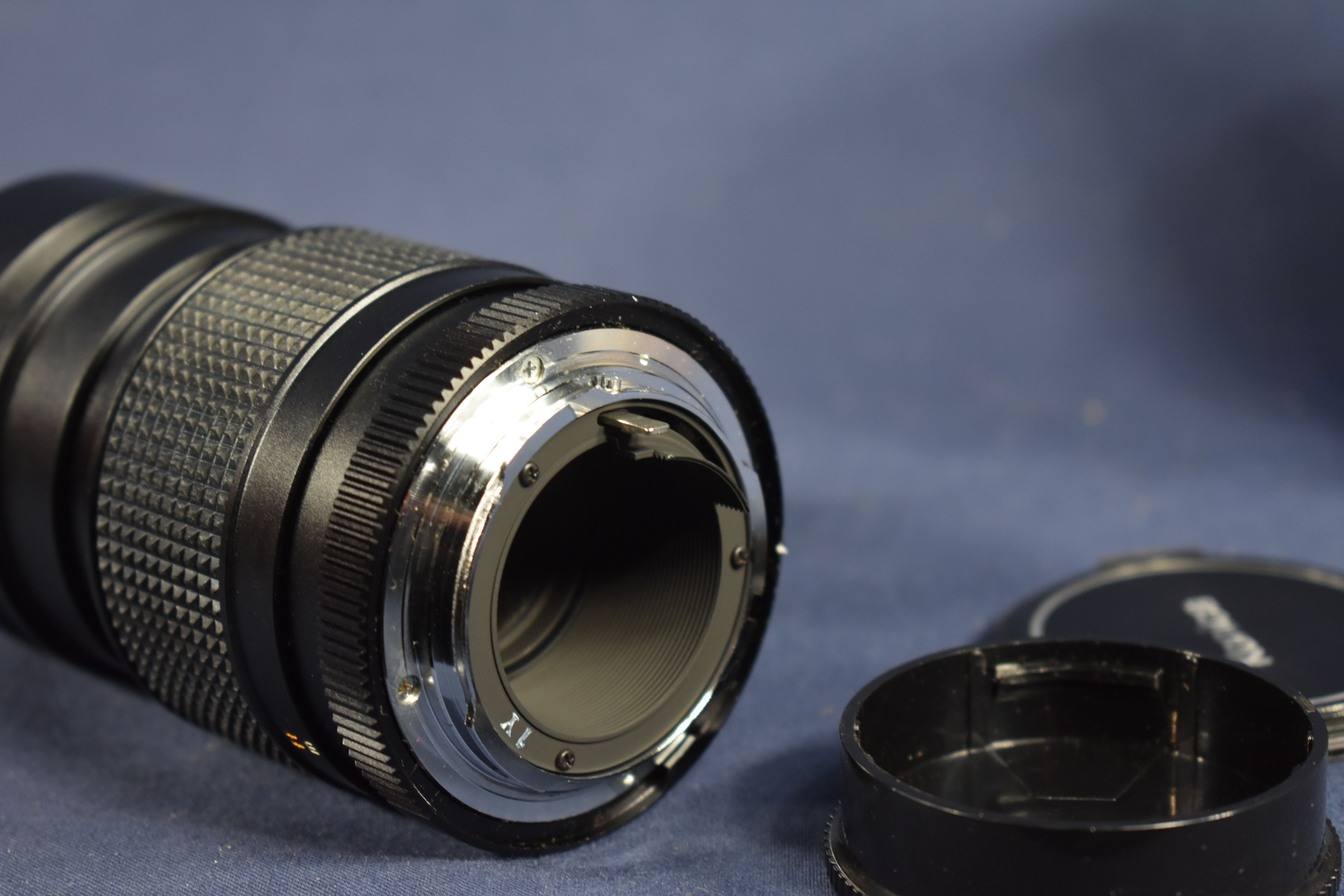 Appareil photos argentiques KONICA FP-1, dans son étui d'origine, muni de sa clé + objectif KONICA 135/F3.5 complet de ses notices + flash SUNPAK auto 20 SR. Bon état - Vue 10 - 
