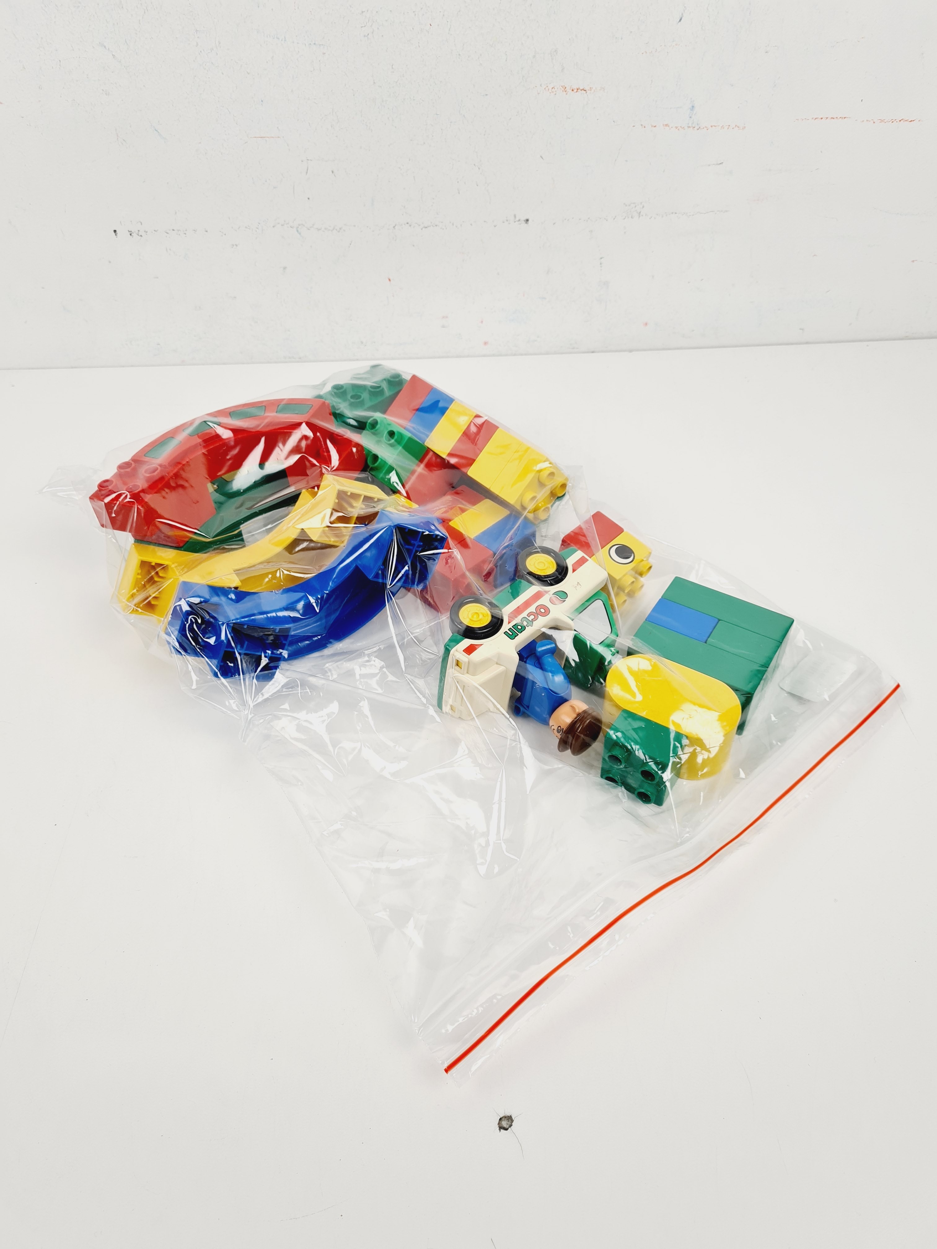 Voir photo 2 de Lego - Sachet Lego en vrac avec voiture - 500 g Lego - Sachet Lego en vrac avec voiture - 500 g Bon état - Vue 2 -