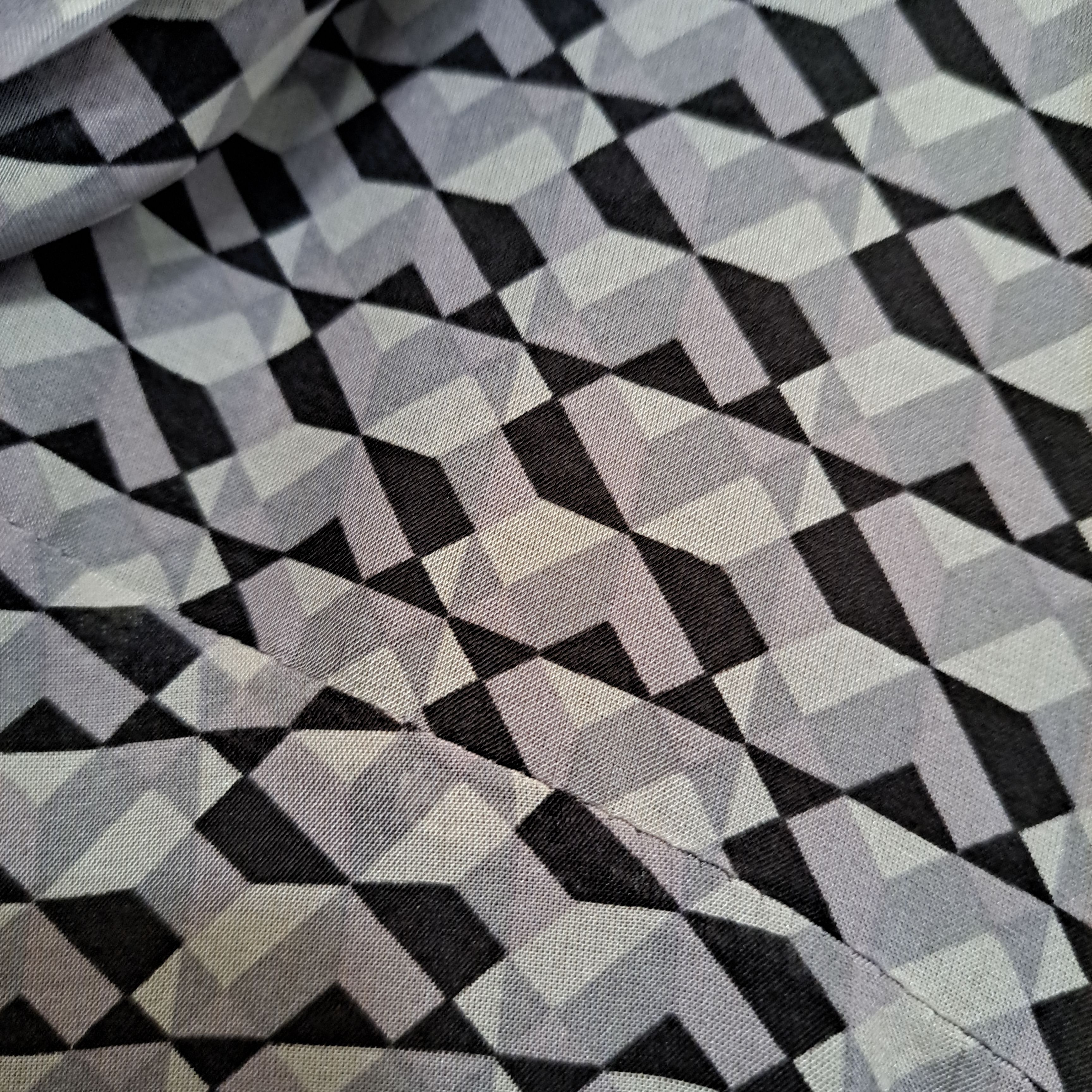 Voir photo 4 de Robe en soie ZAPA T38 à motifs géométriques noir, taupe et marron Robe en soie ZAPA T38 à motifs géométriques noir, taupe et marron Très bon état - Vue 4 -