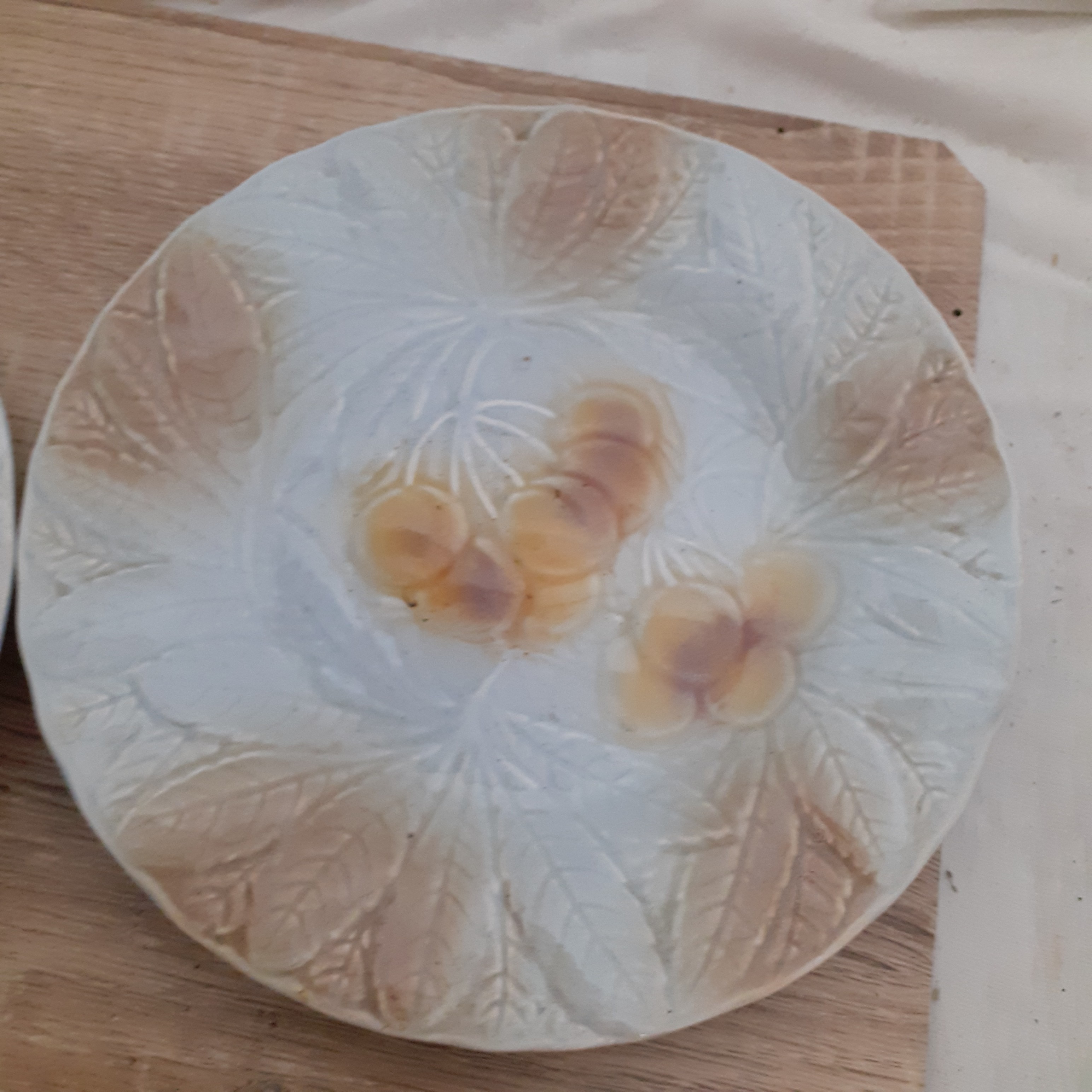 Voir photo 3 de Lot de 2 assiettes à dessert de SALINS les BAINS à décor fruitier. Lot de 2 assiettes à dessert de SALINS les BAINS à décor fruitier. Bon état - Vue 3 -