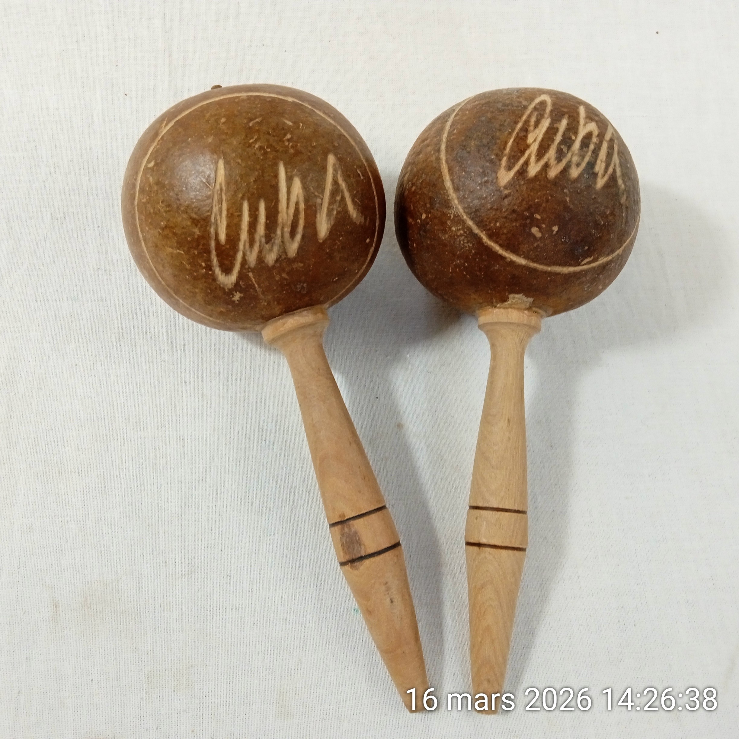 Voir photo 4 de Paire de maracas en bois artisanat CUBA Paire de maracas en bois artisanat CUBA Bon état - Vue 4 -