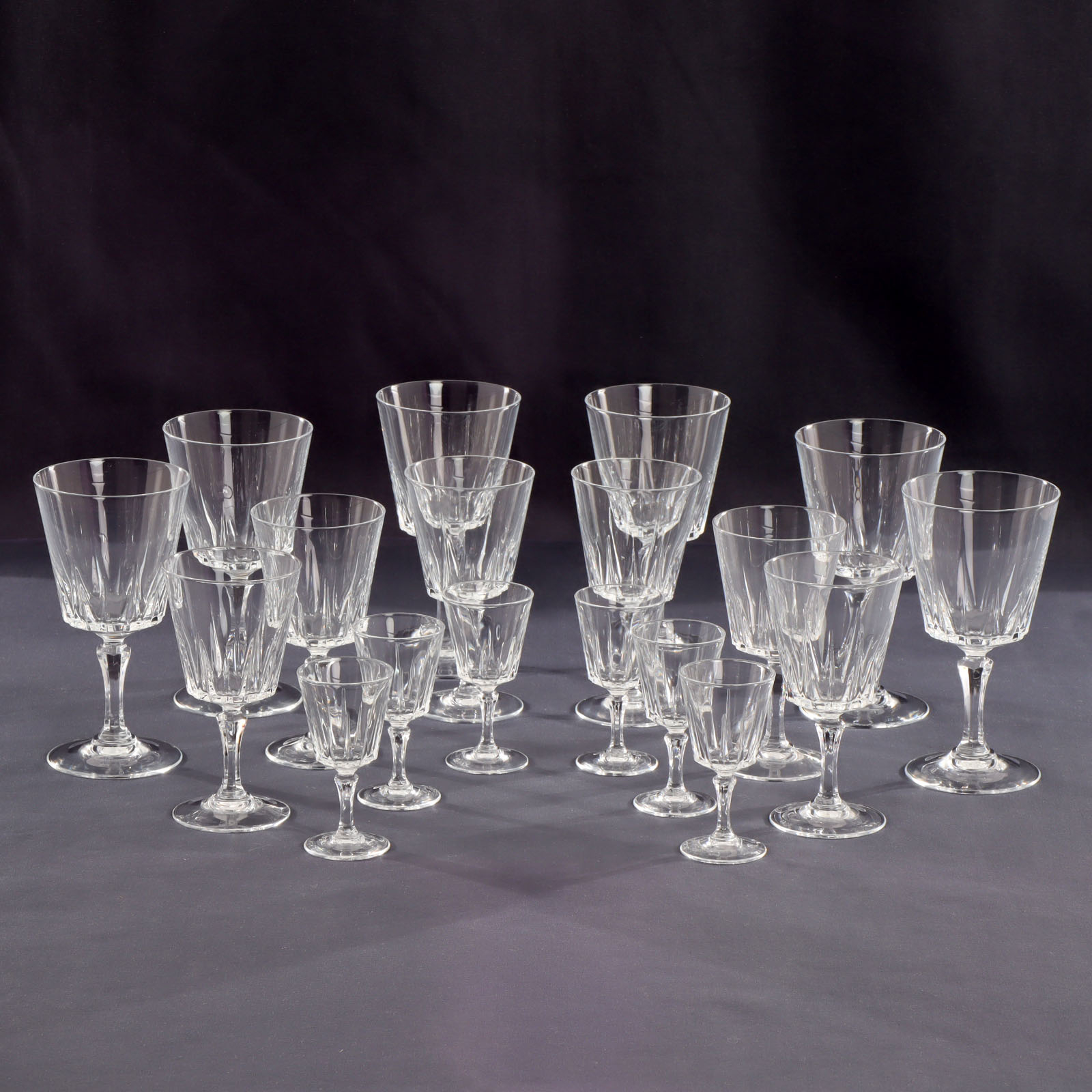 Cristal d'Arques - 24% PbO - 18 verres à pied - Modèle Versailles 7 Très bon état -  reconditionné disponible sur Label Emmaüs