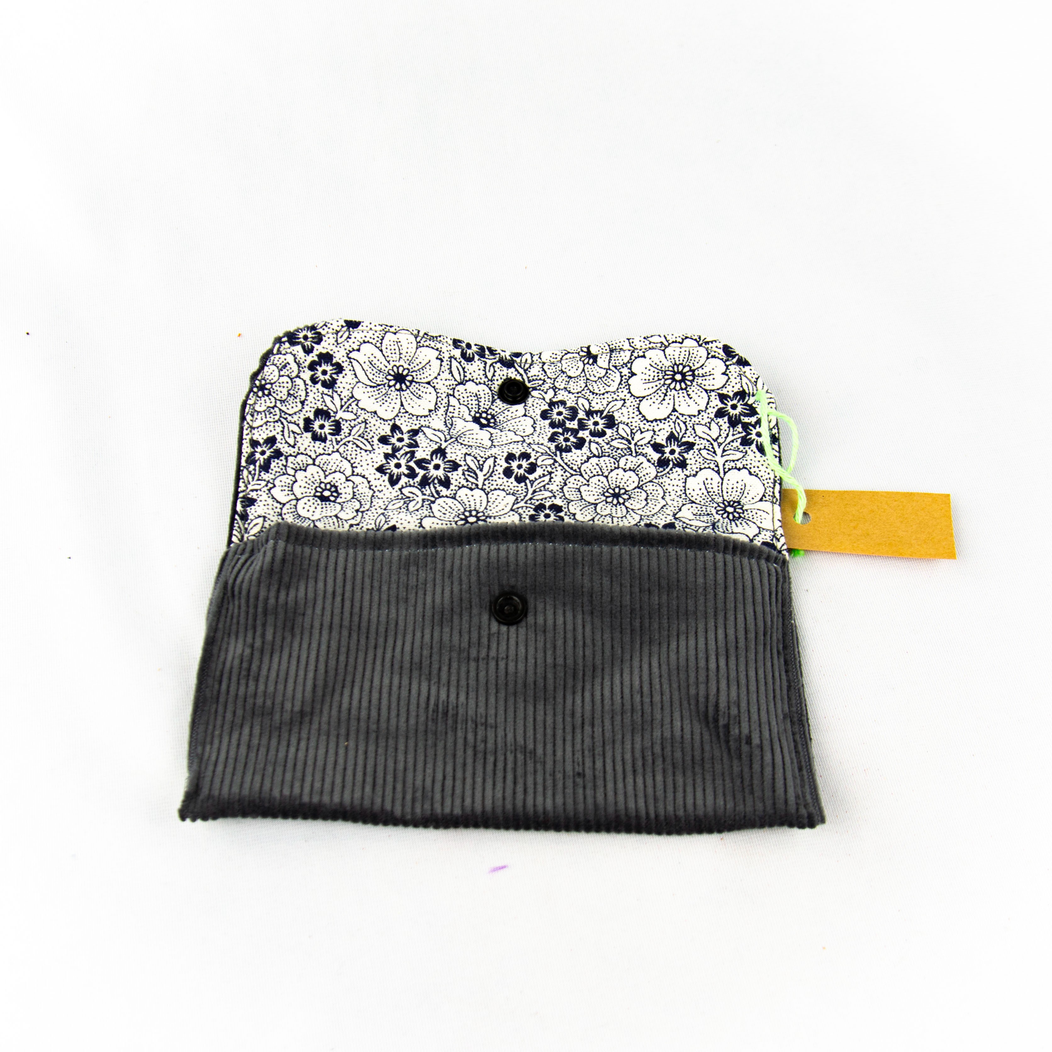 Pochette de taille moyenne en tissus gris avec fermoir fait-main à partir de matériaux de récupération - Photo 1