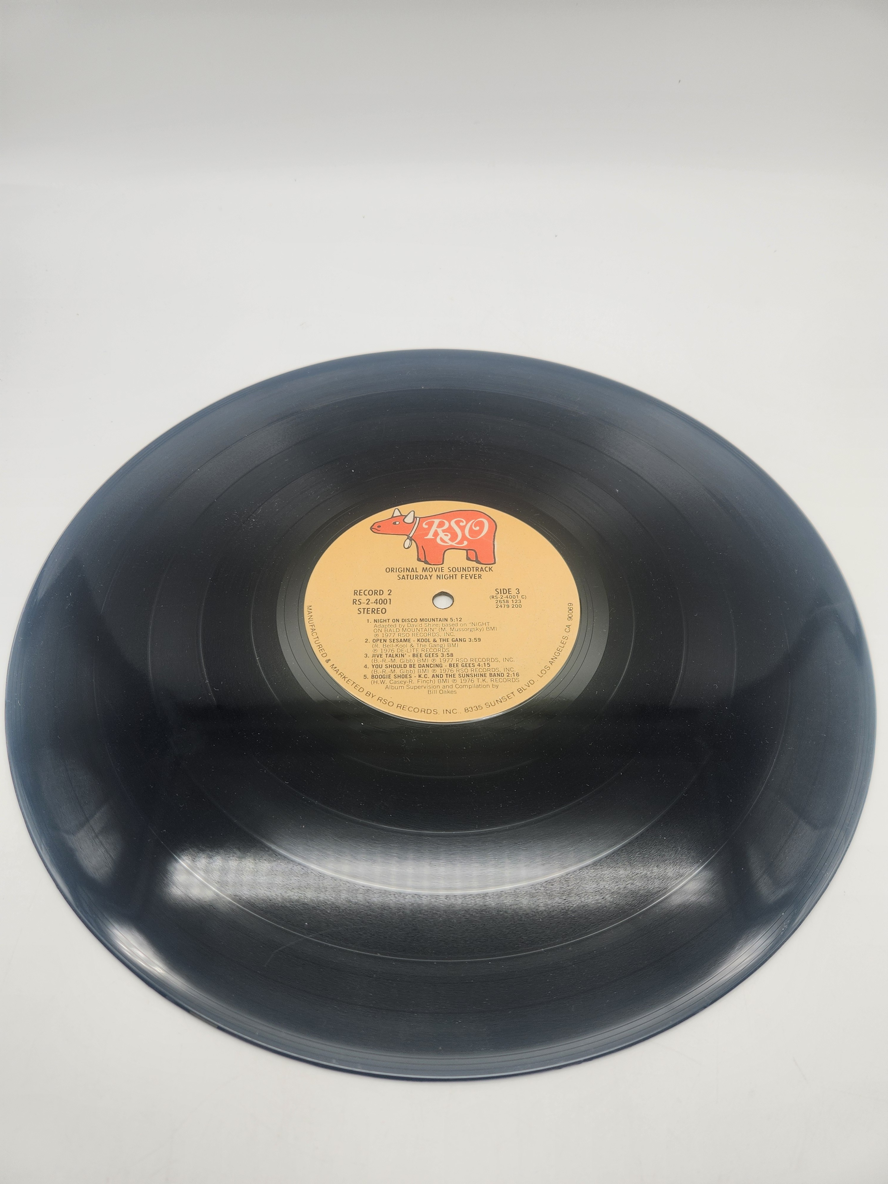 Voir photo 8 de Vinyle 33 tours — de la bande originale du film culte Saturday Night Fever Année 1977 Vinyle 33 tours — de la bande originale du film culte Saturday Night Fever Année 1977 Très bon état - Vue 8 -