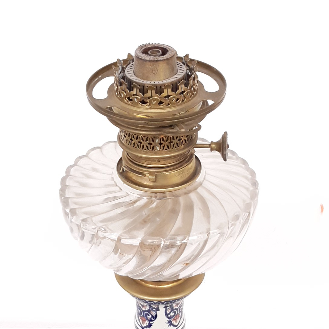 Lampe à pétrole vintage en porcelaine et cristal de bohème signé hinks & son's patent - Photo 4