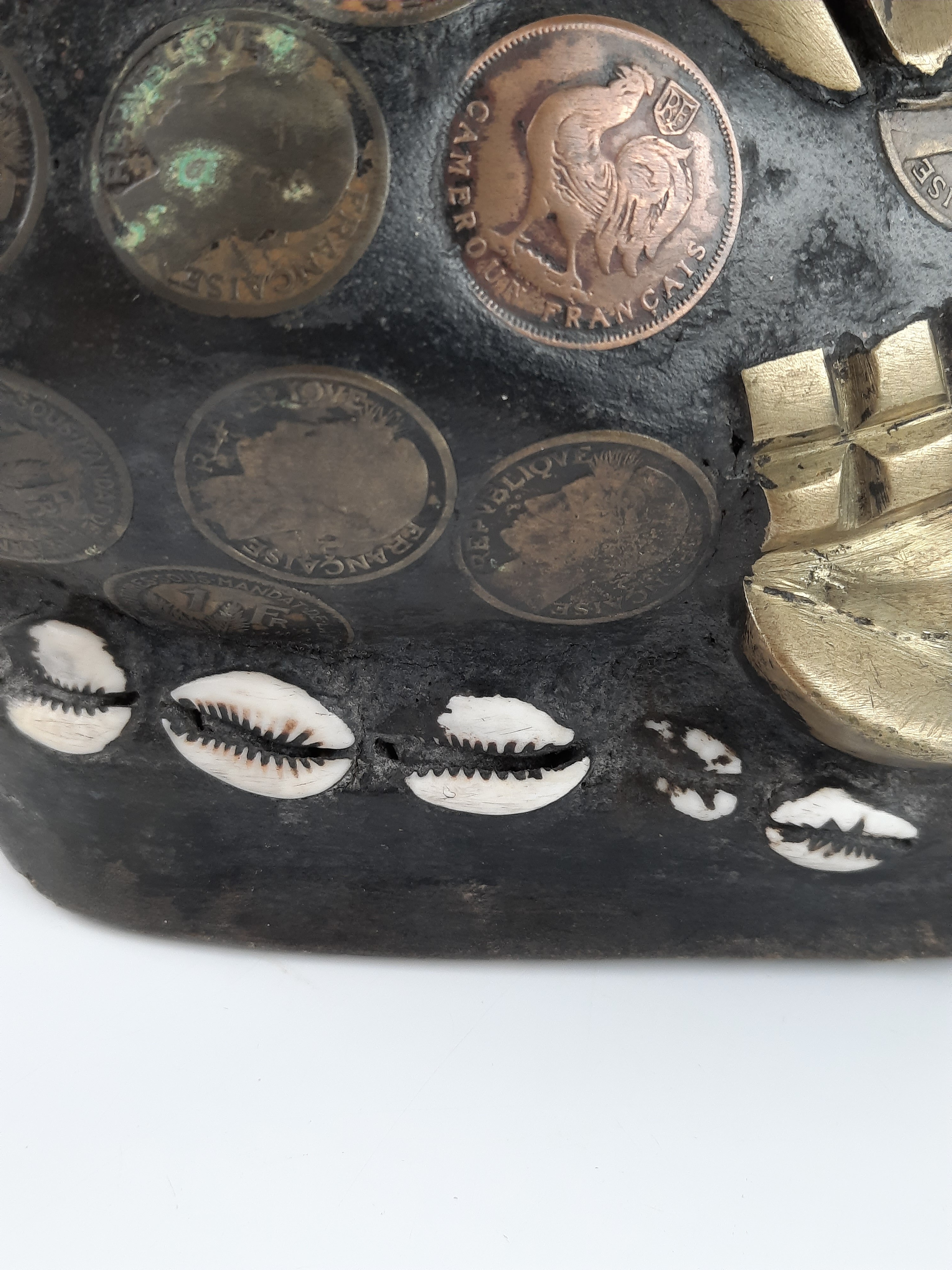 Masque africain en bois avec pièces de monnaie Bon état - Vue 12 - 