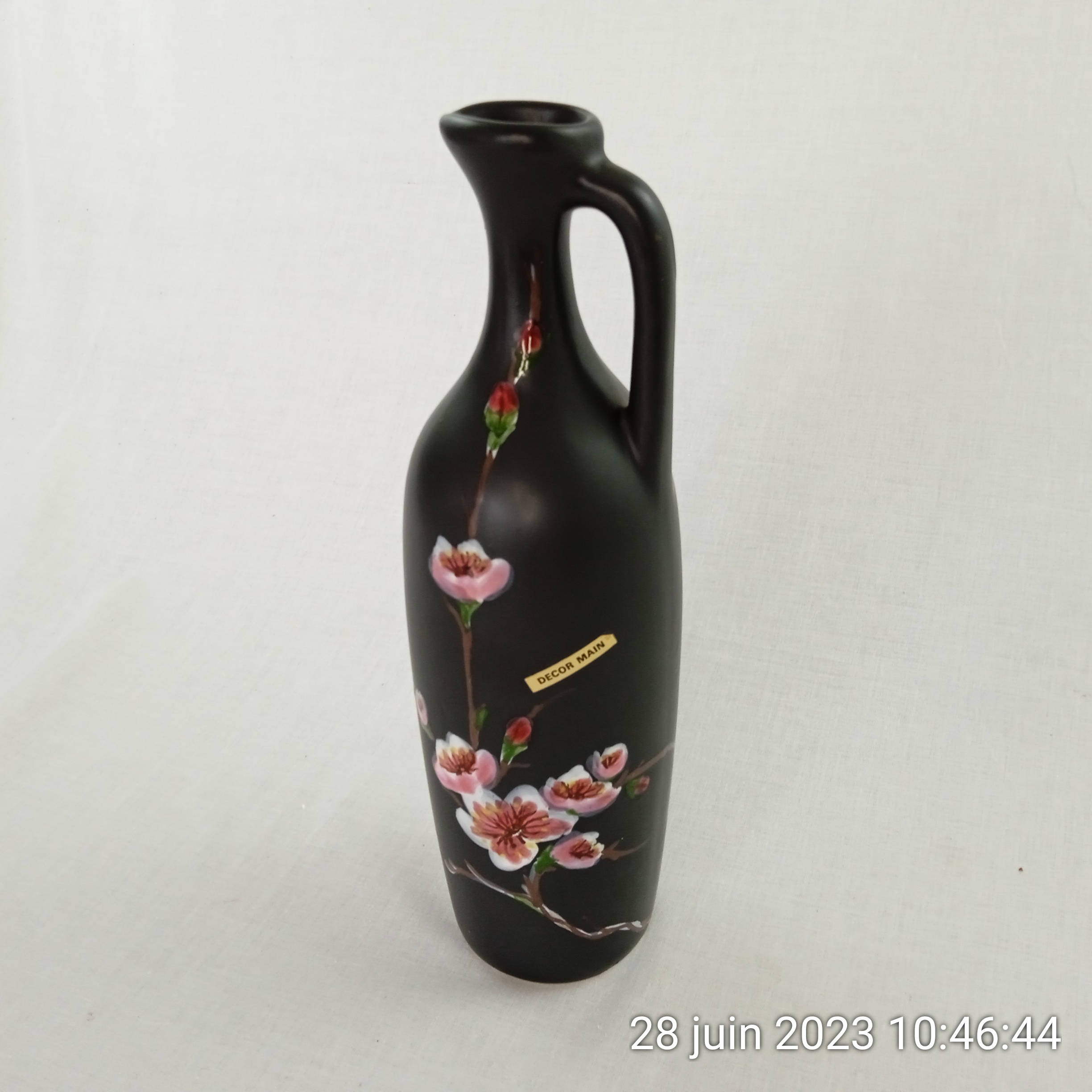 Vase en céramique style japonisant noir matte décor branches de fleurs en relief - Photo 0
