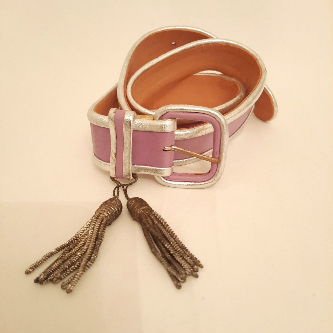 Acheter Ceinture cuir mauve et argent vintage chic - 10,00 € Ceinture cuir mauve et argent vintage chic - reconditionné disponible sur Label Emmaüs