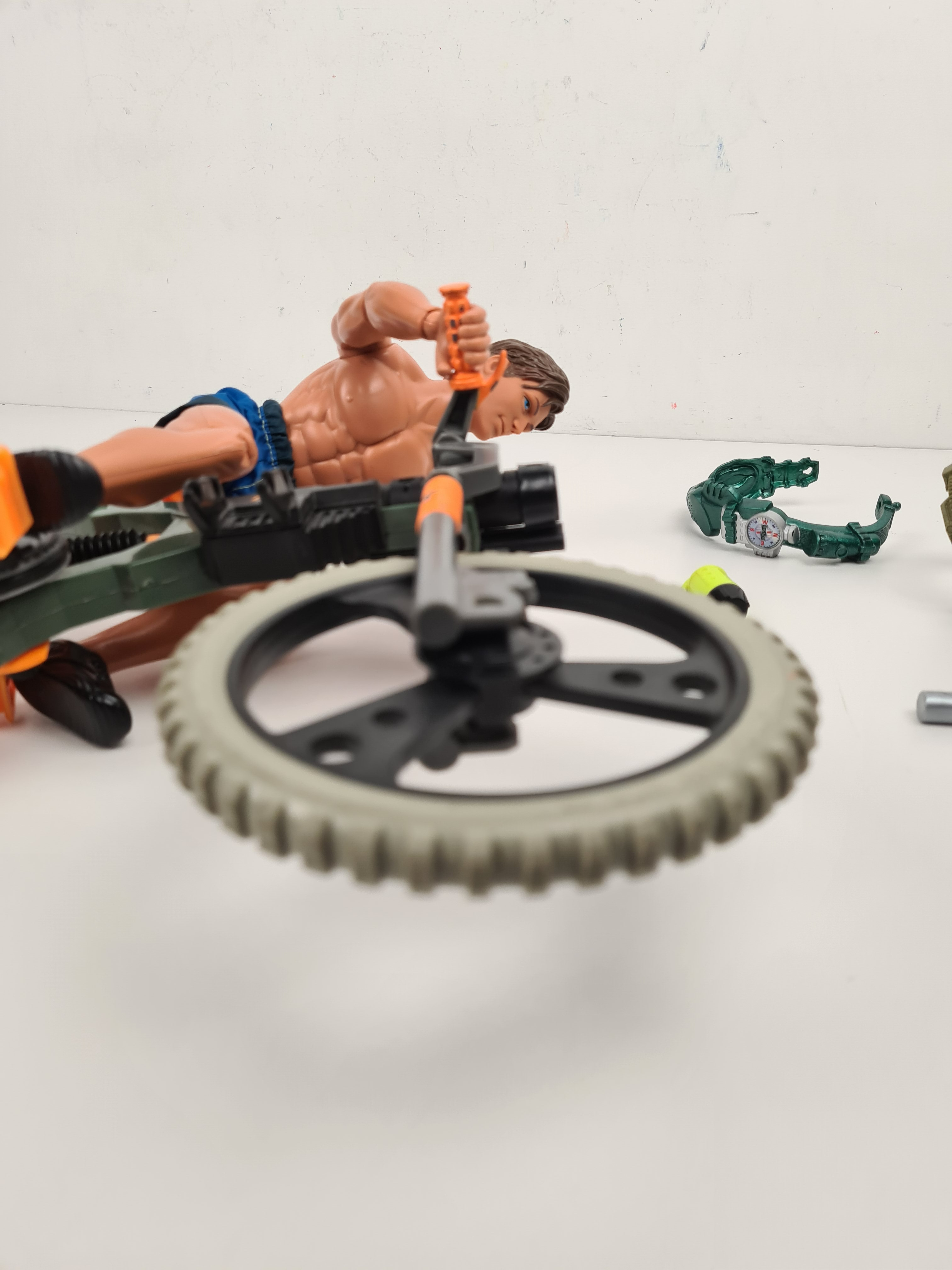 Figurine en carton E.T., l'extra-terrestre avec Elliot sur son vélo - H