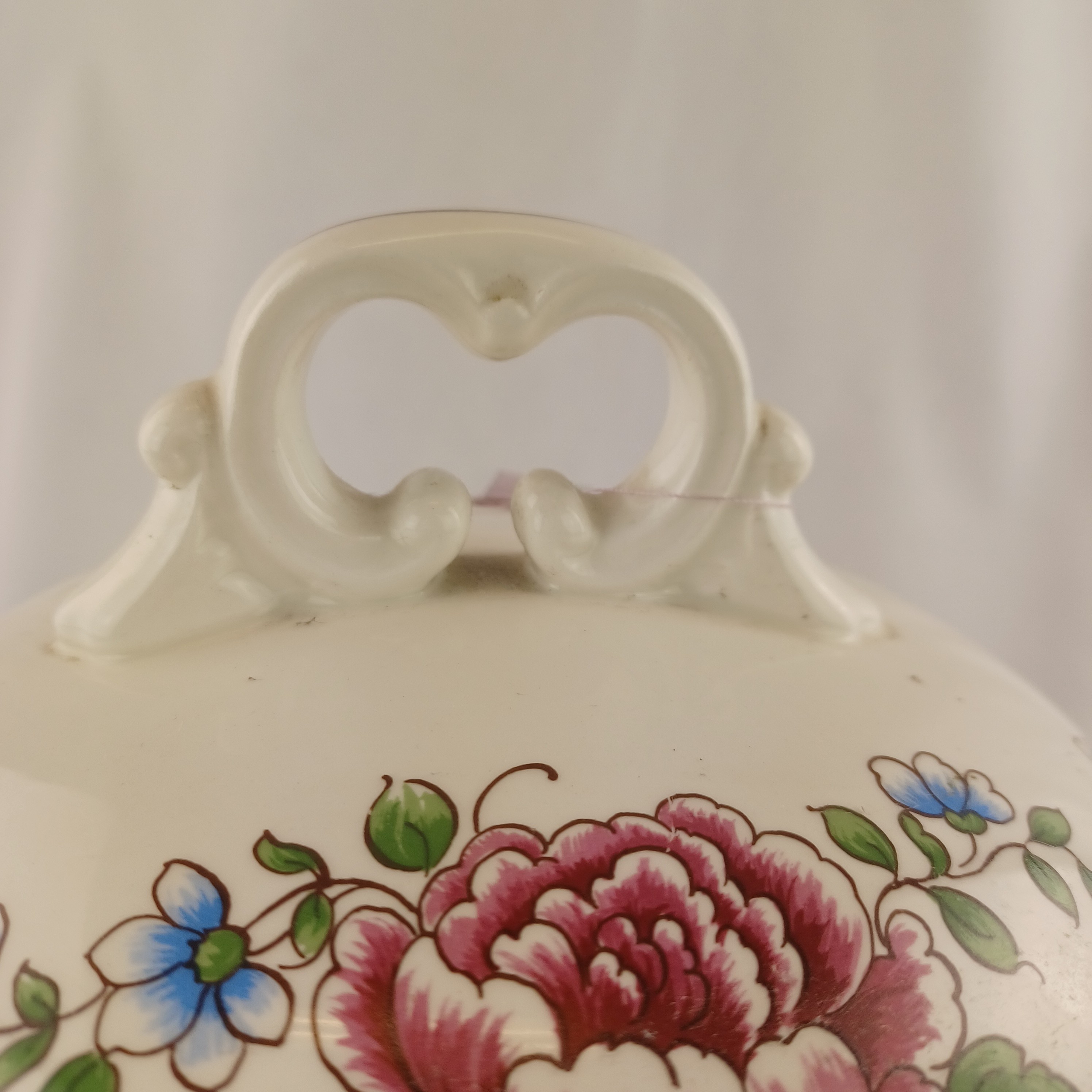 Voir photo 5 de Soupière de porcelaine avec fleurs rouges Soupière de porcelaine avec fleurs rouges Très bon état - Vue 5 -