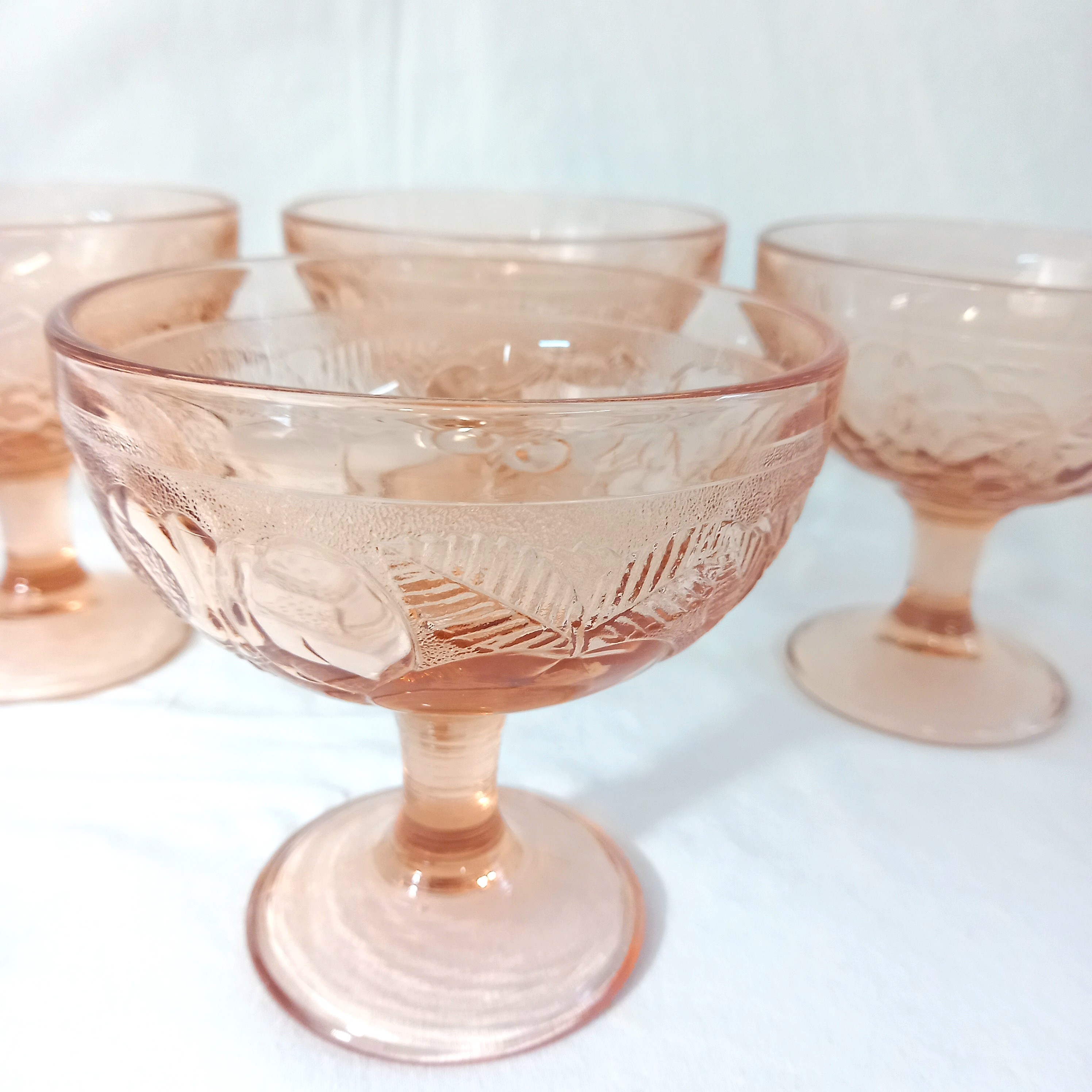 Lot de quatre coupes à fruits / glaces vintage, en verre rose Très bon état - Vue 2 - 
