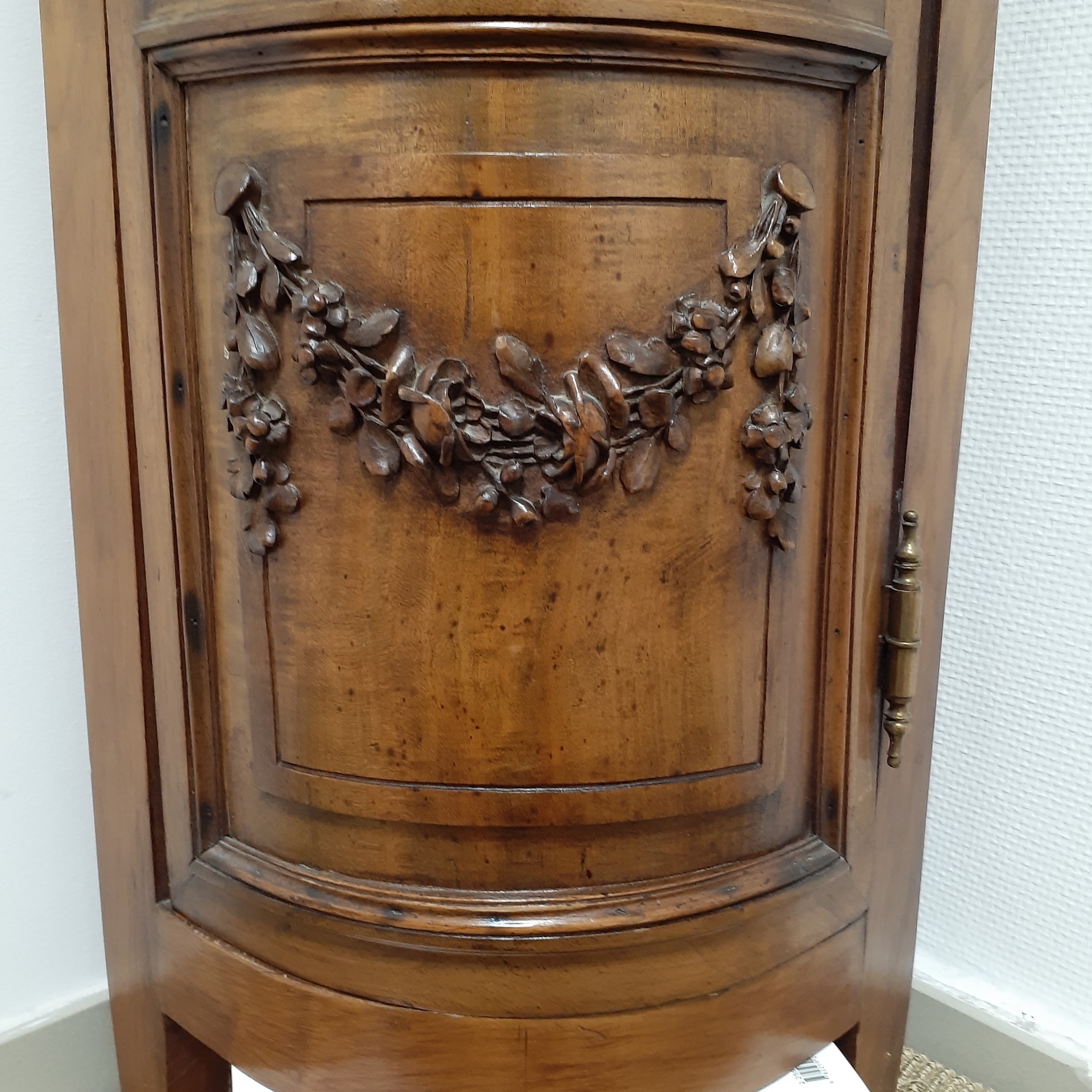 Vitrine d'angle en bois et verre biseauté avec clé - Photo 4