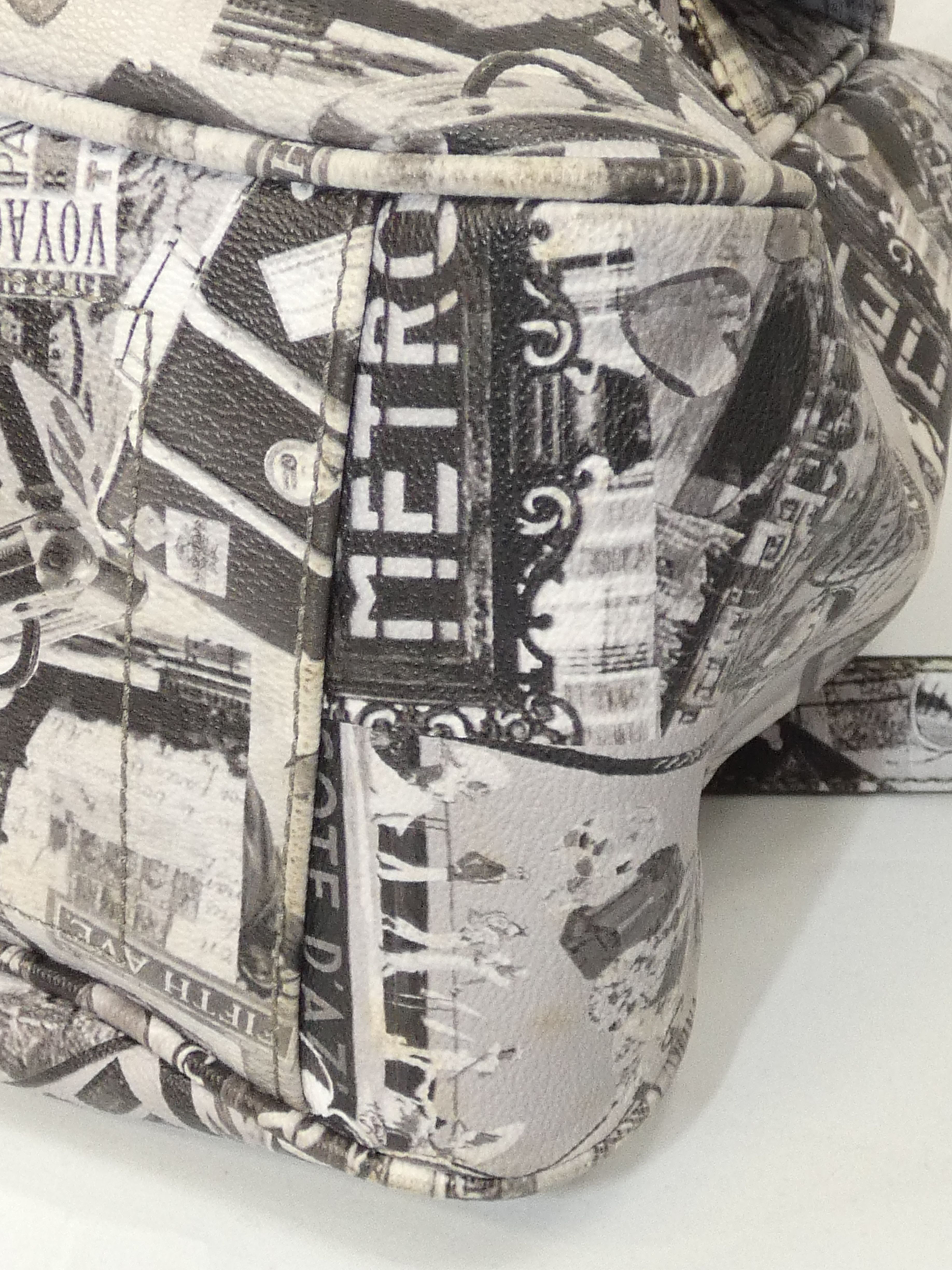 Sac à main à bandoulière en synthétique de marque KATHY VAN ZEELAND New York  - Vue 7 - 