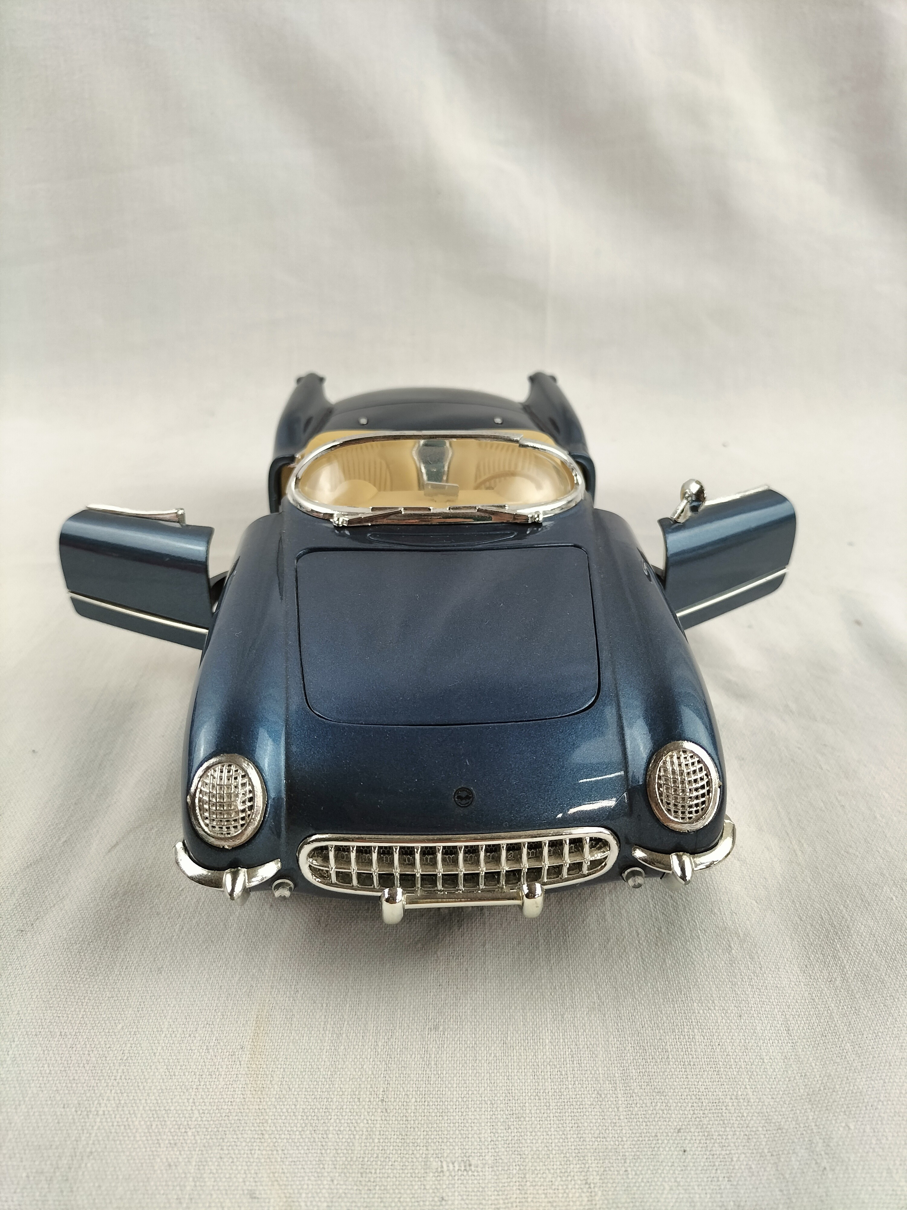 Voir photo 80 de Lot de 8 voitures miniatures de collection – Ferrari, Porsche, Mustang, Cadillac, Corvette Lot de 8 voitures miniatures de collection – Ferrari, Porsche, Mustang, Cadillac, Corvette Bon état - Vue 80 -