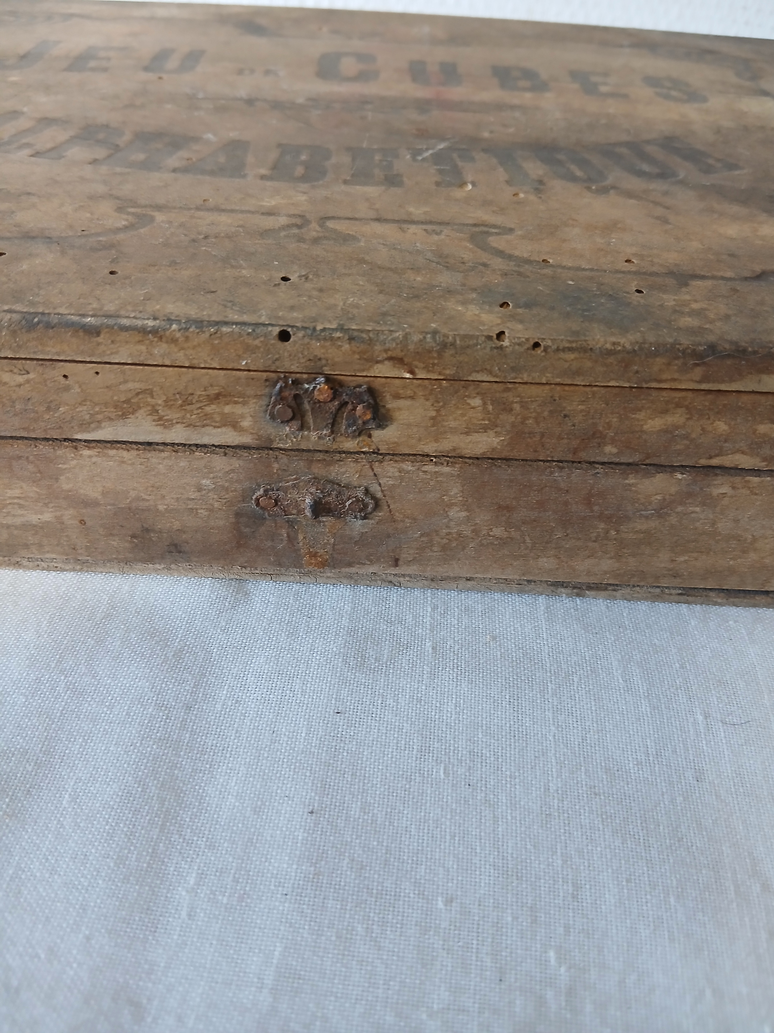Ancien jeu de cubes alphabétique en bois (lettres et chiffres) Bon état - Vue 5 - 