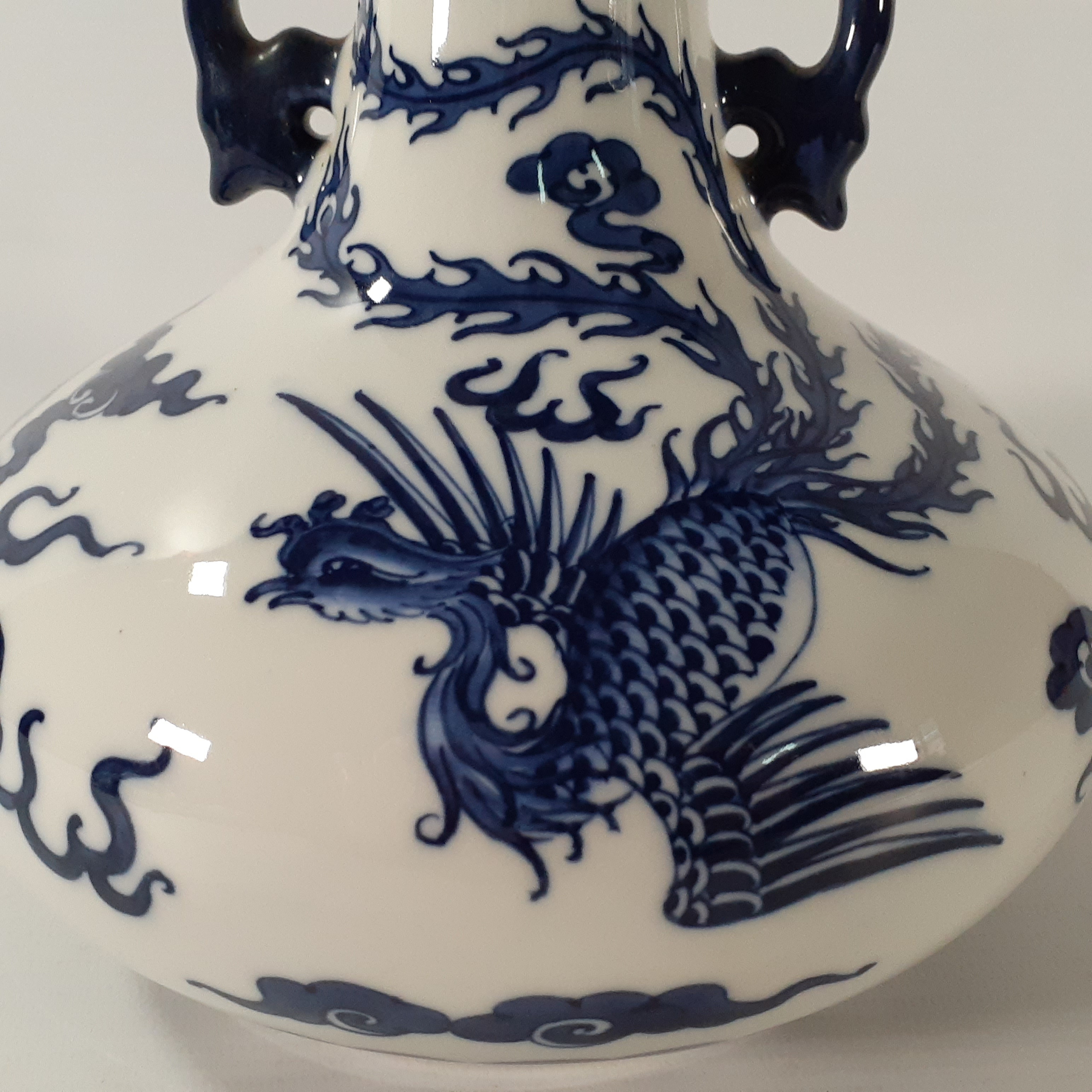 Voir photo 2 de Vase en porcelaine blanc et bleu - Chine Style période Yongzheng Vase en porcelaine blanc et bleu - Chine Style période Yongzheng Très bon état - Vue 2 -