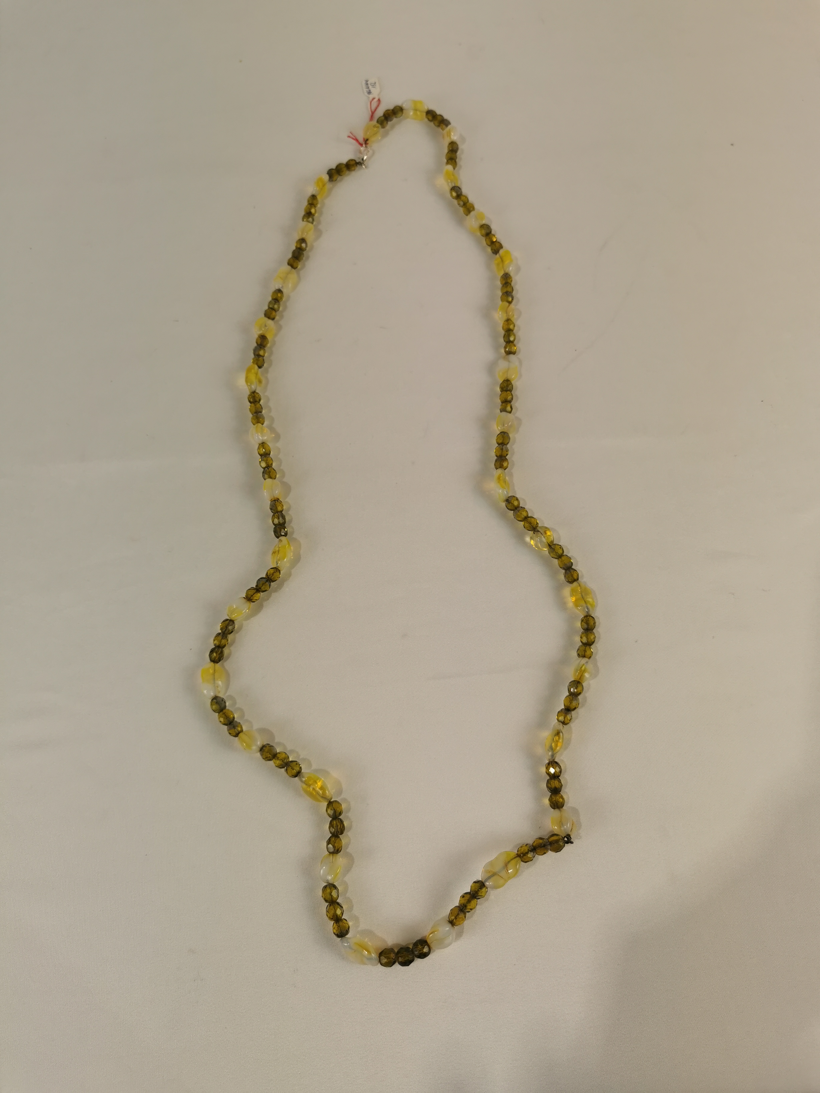 Collier perles pâte de verre jaune et vert  Bon état - Vue 3 - 