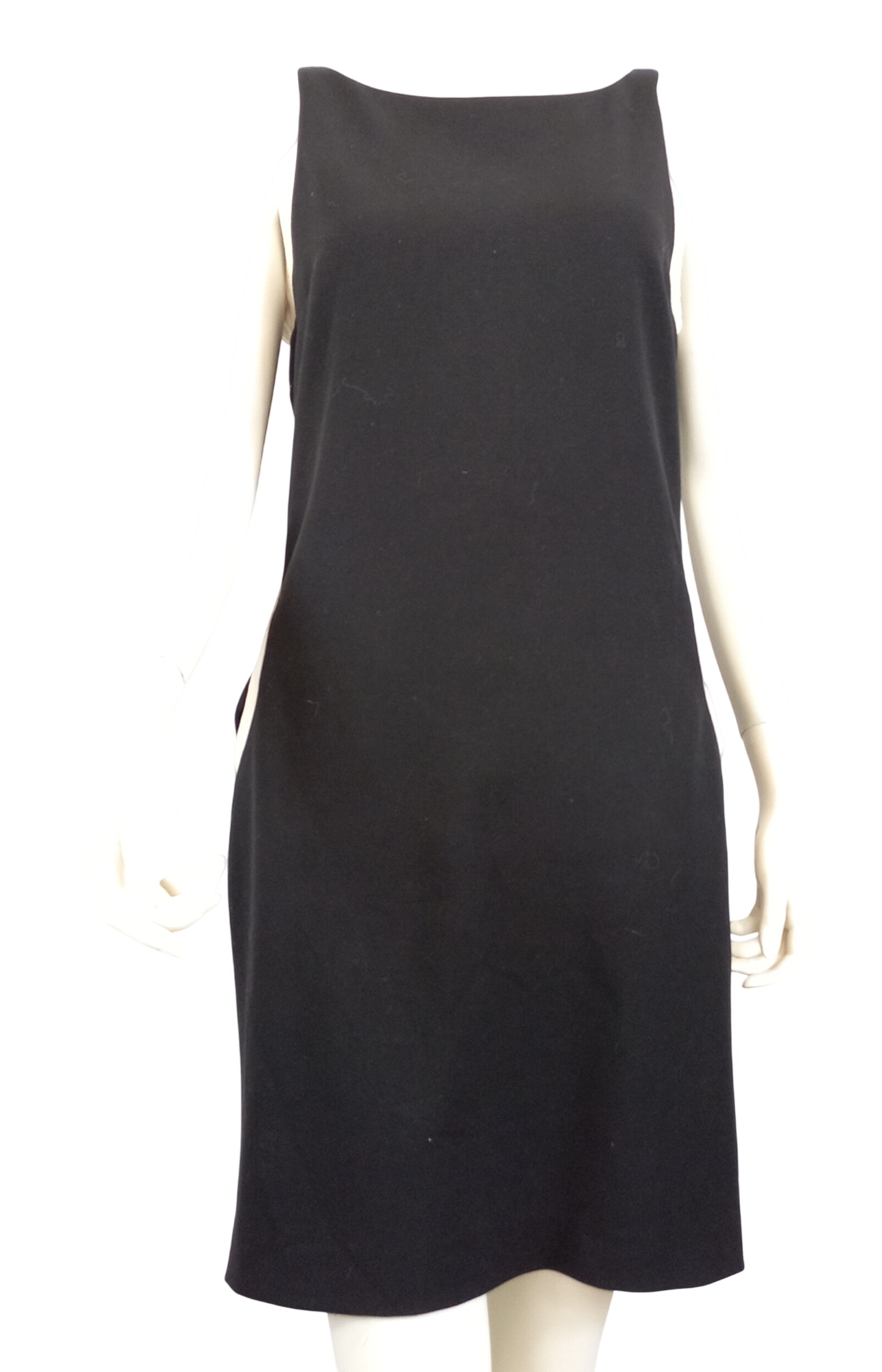 Acheter Robe "la city" SM noire bandes beiges épaules et poches T38 Très bon état - 12,90 € Robe "la city" SM noire bandes beiges épaules et poches T38 Très bon état - reconditionné disponible sur Label Emmaüs