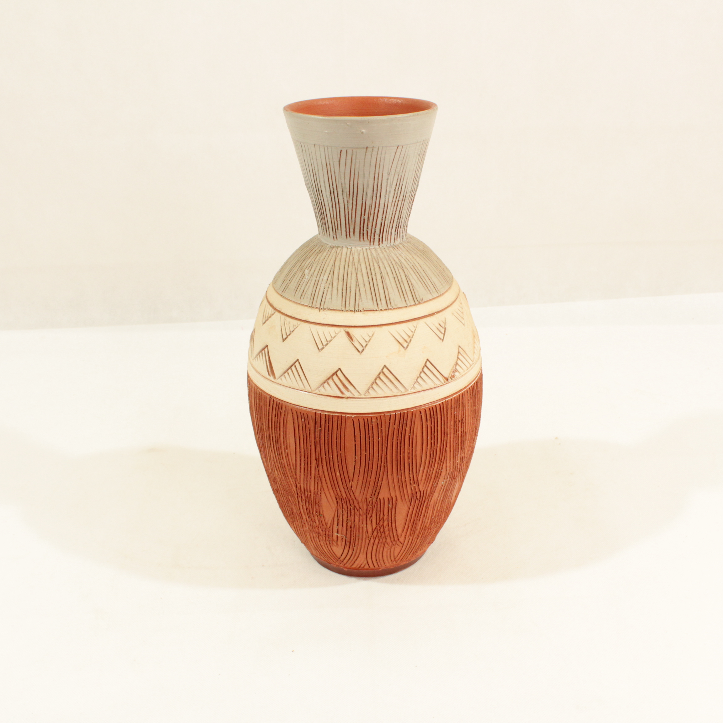Pot en terre cuite  avec décoration Comme neuf -  reconditionné disponible sur Label Emmaüs