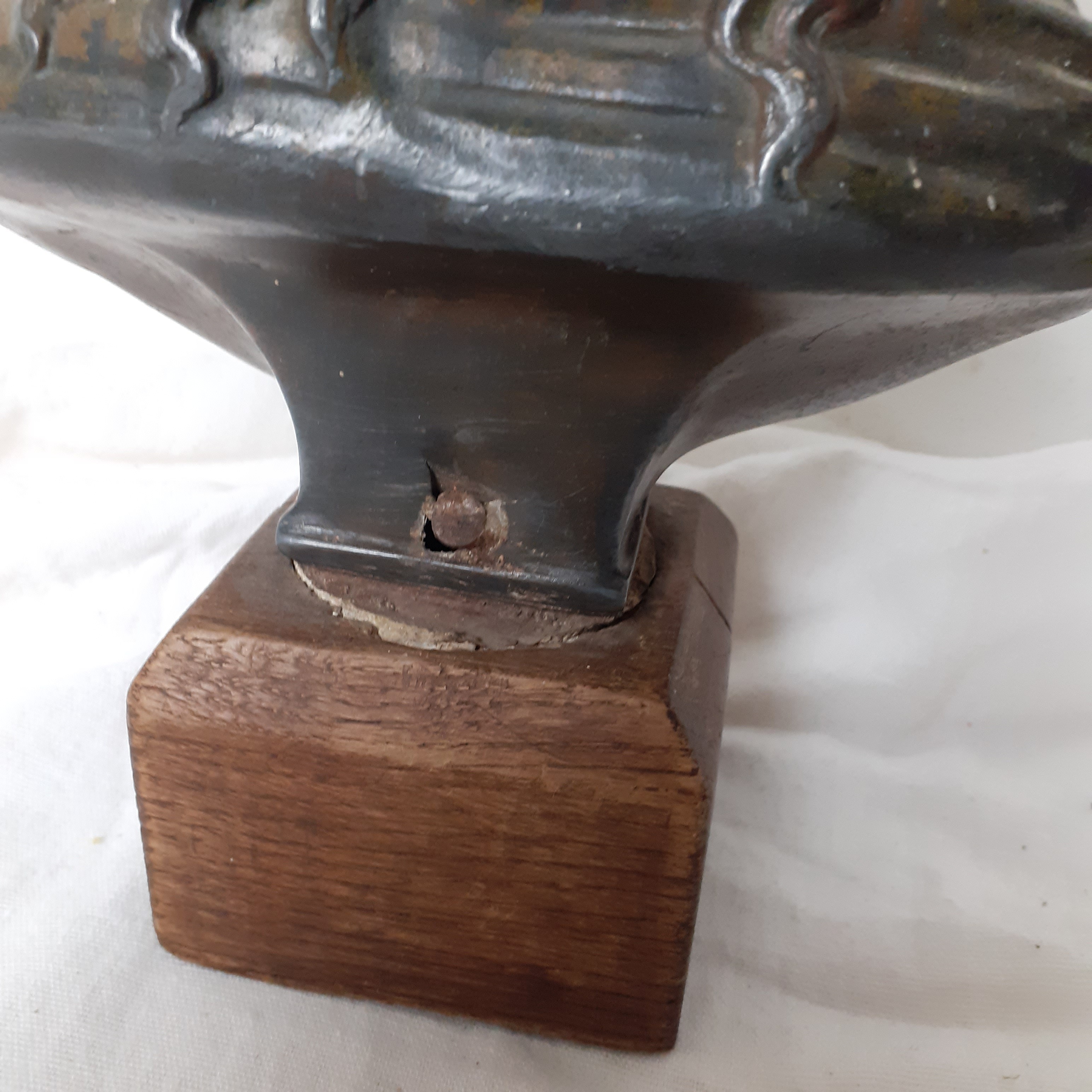 Statuette en buste du Christ en régule.  - Vue 6 - 