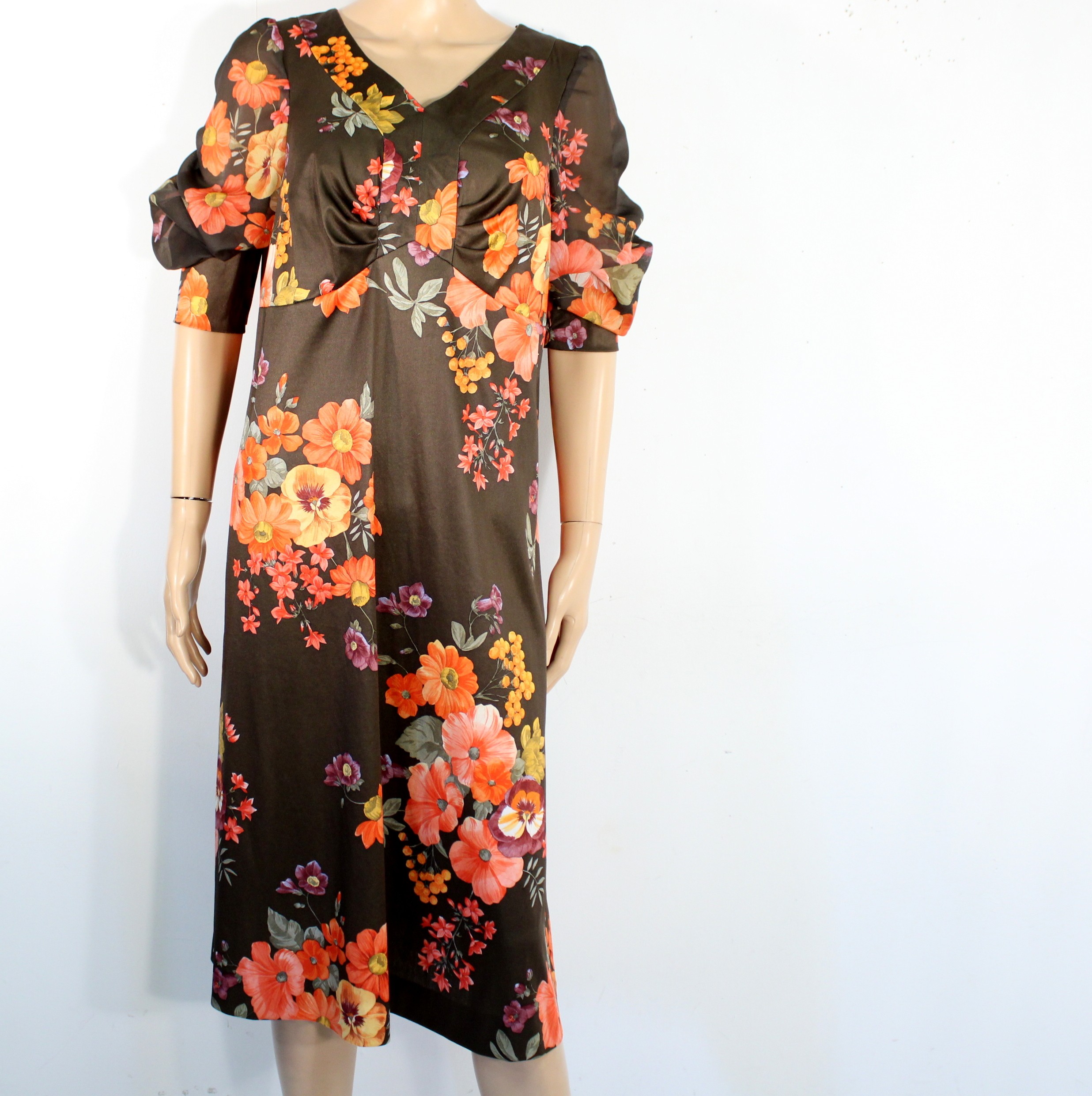 Acheter Robe Vintage Marron Fleurie Orange Taille Estimée XL - 15,00 € Robe Vintage Marron Fleurie Orange Taille Estimée XL - reconditionné disponible sur Label Emmaüs