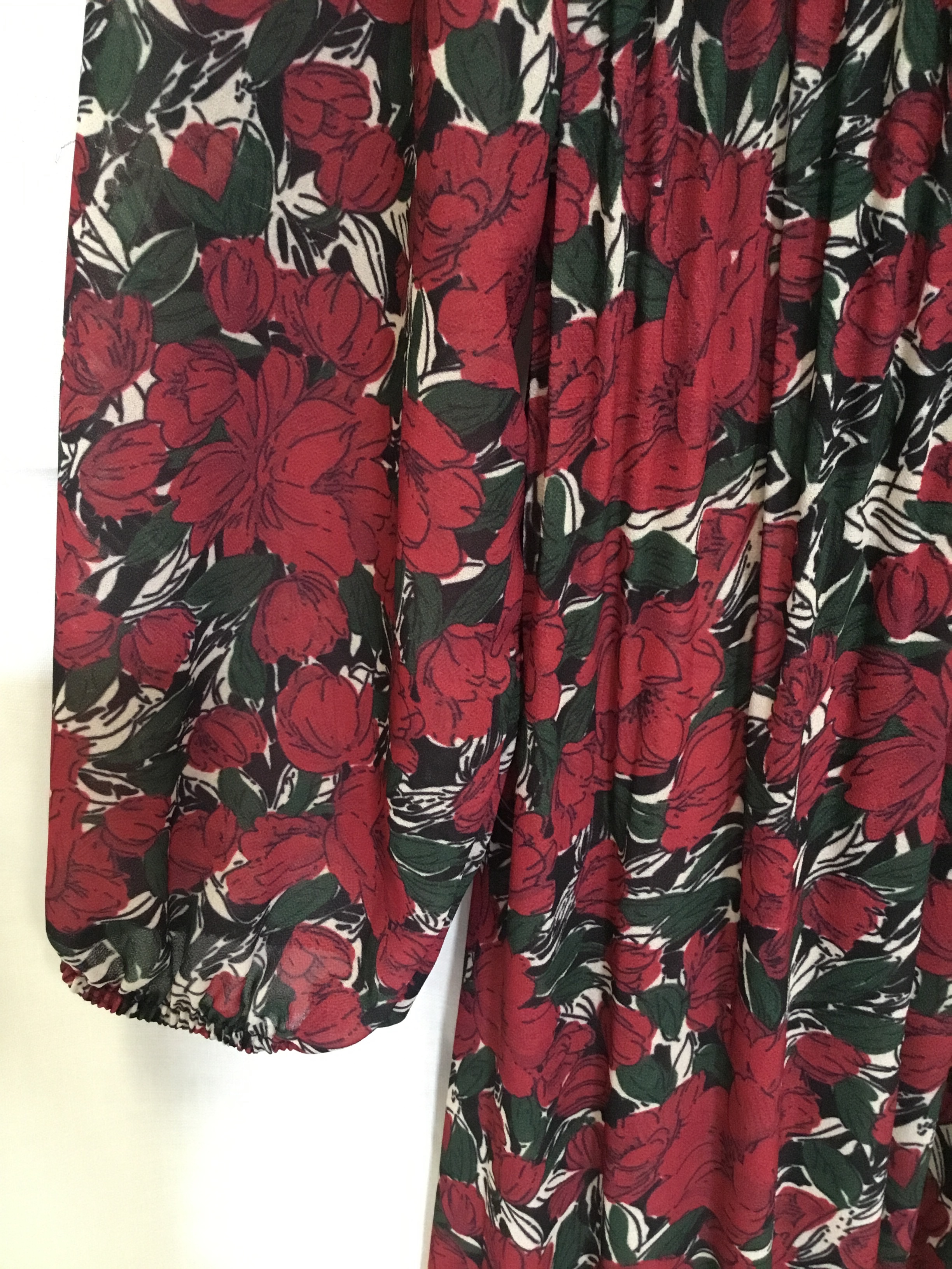 Voir photo 4 de Tunique plissée à manches longues bordeau à motifs fleurs Tunique plissée à manches longues bordeau à motifs fleurs Très bon état - Vue 4 -
