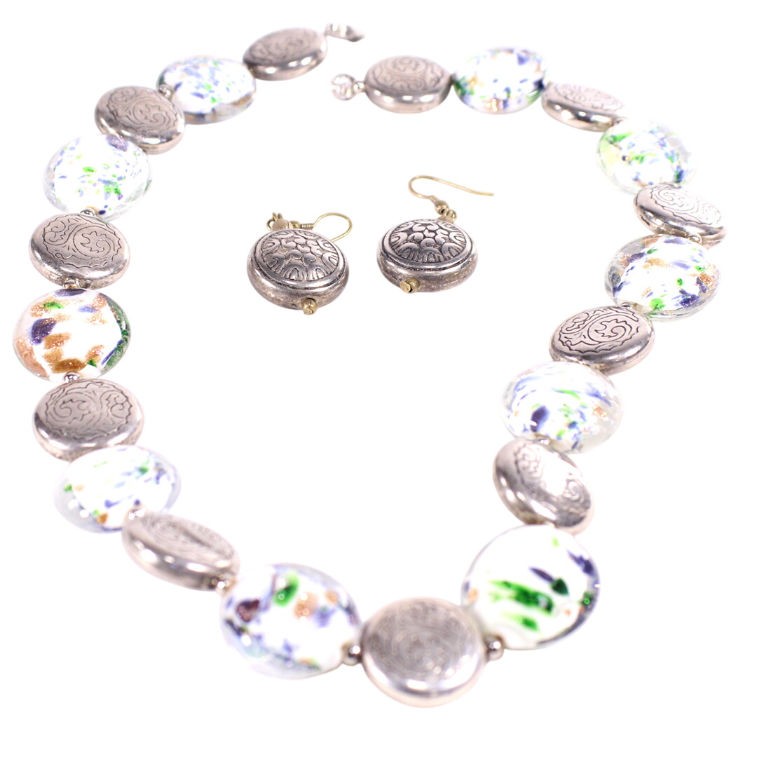 Acheter Collier en verre et métal et boucles d'oreilles Bon état - 17,00 € Collier en verre et métal et boucles d'oreilles Bon état - reconditionné disponible sur Label Emmaüs