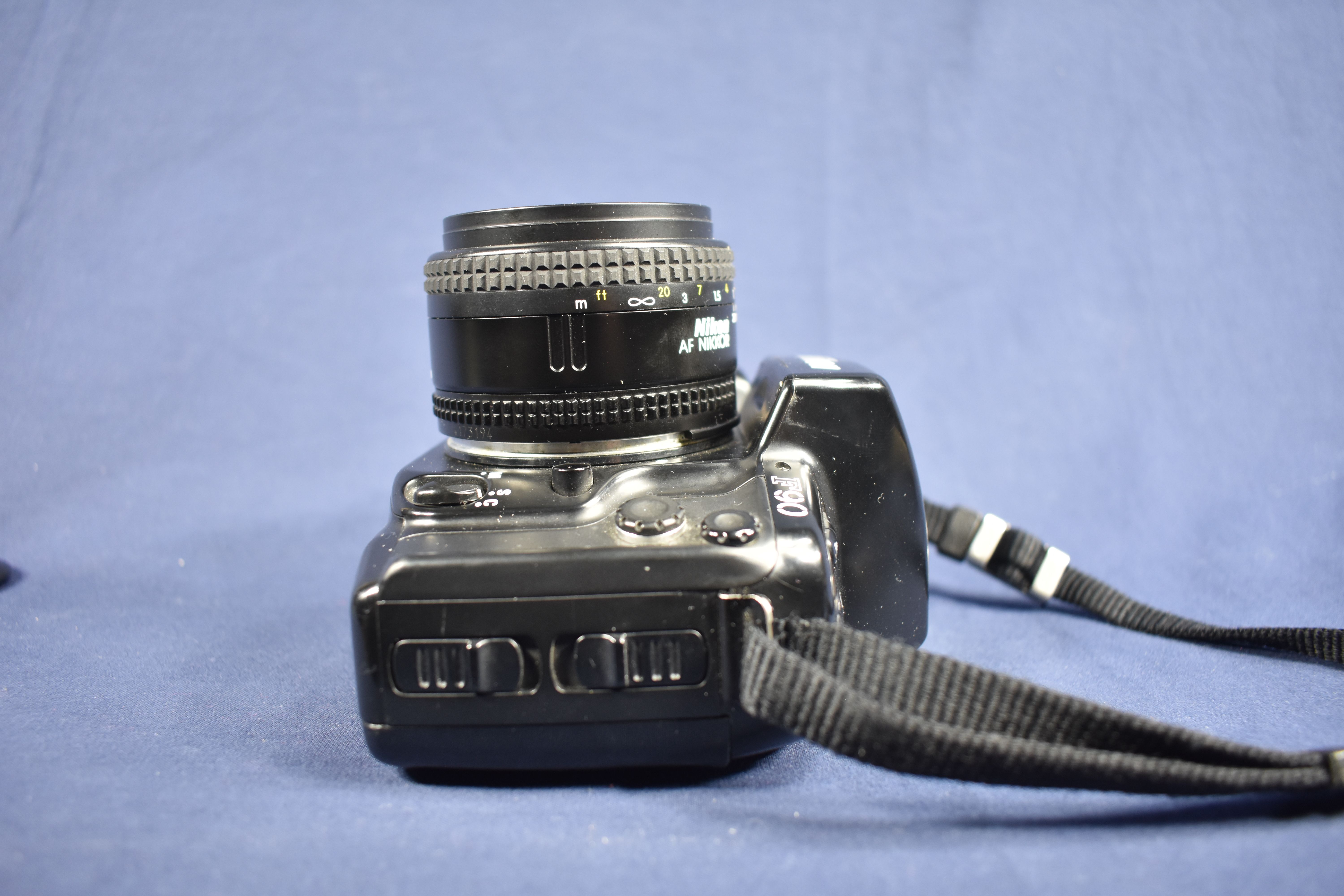 Appareil photo NIKON F 90, avec objectif de 50 mm, Objectif NIKON 35 - 105 mm, flash 1 ET 2 , 38 CT 7. - Photo 2
