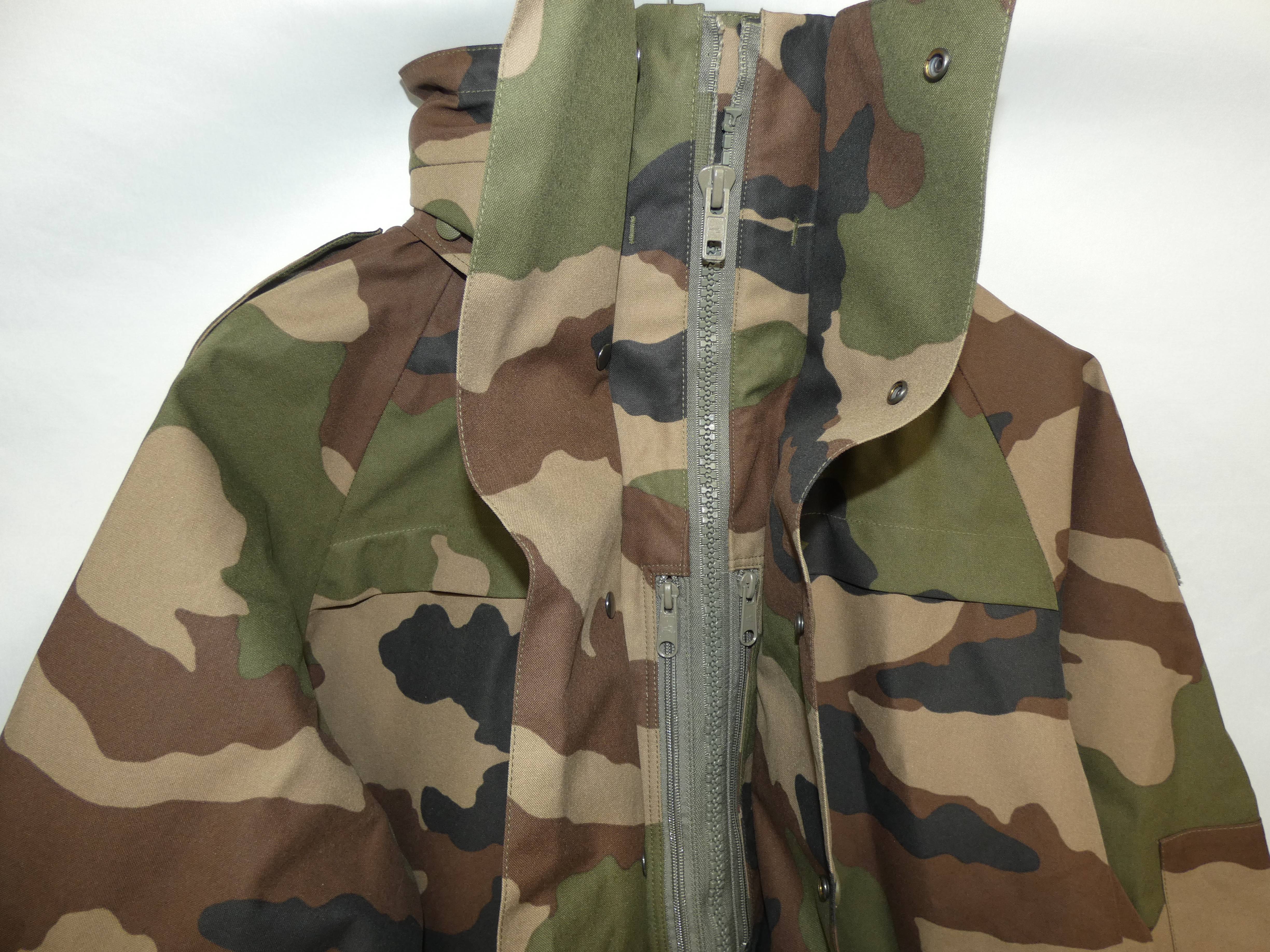 Voir photo 2 de Veste légère de terrain avec camouflage VTN T. L Veste légère de terrain avec camouflage VTN T. L Comme neuf - Vue 2 -