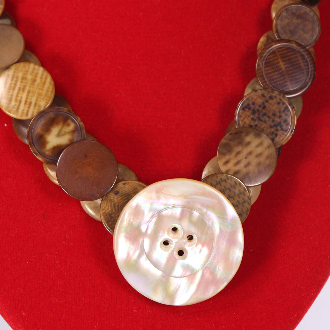 Voir photo 2 de Collier boutons Collier boutons Bon état - Vue 2 -
