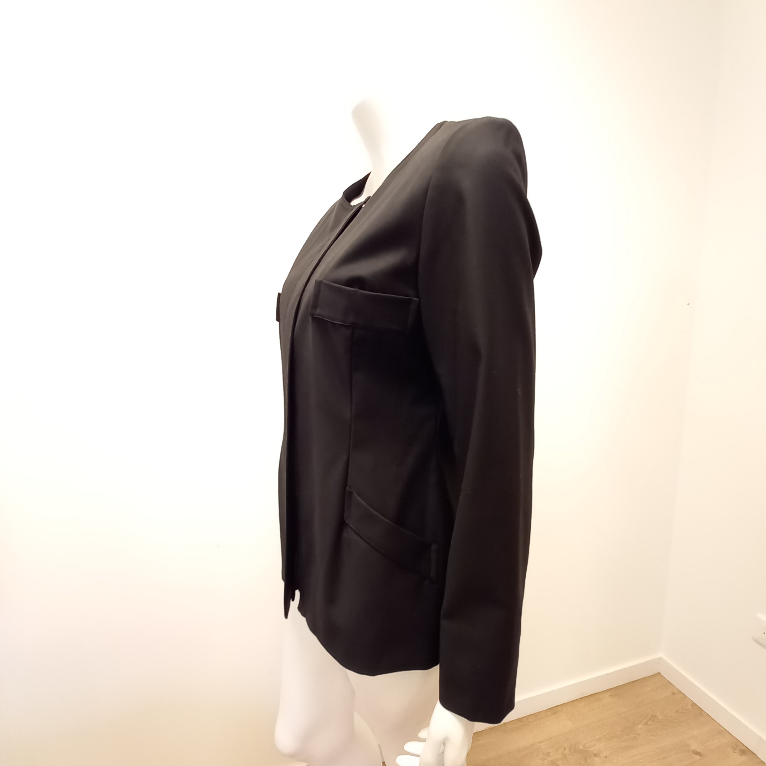 Voir photo 3 de Veste noire femme. Longchamp T.42 Veste noire femme. Longchamp T.42 - Vue 3 -