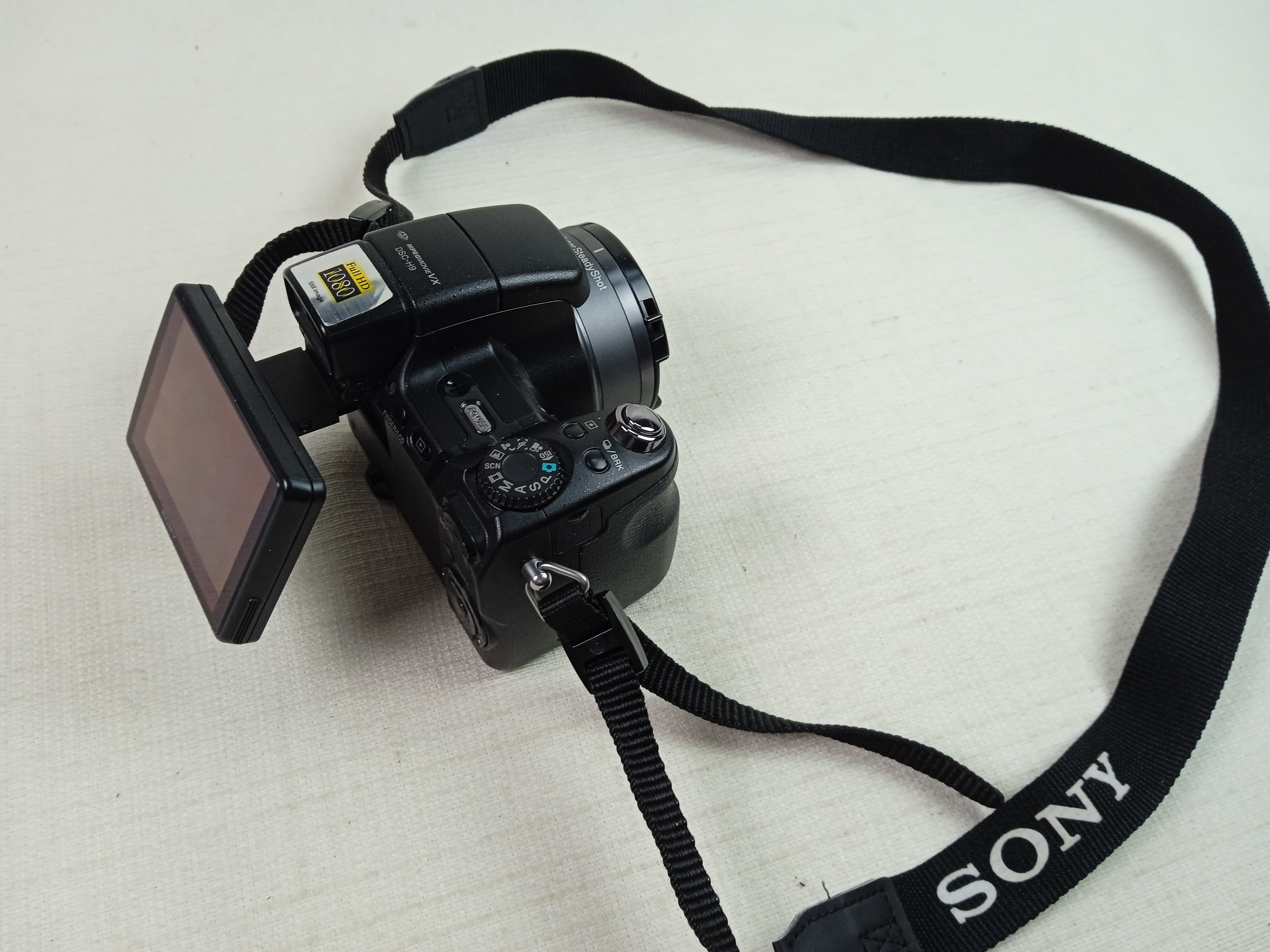 Voir photo 9 de Appareil Photo Sony Cyber-shot DSC-H9 et son trépied Sony VTC 60 AV Appareil Photo Sony Cyber-shot DSC-H9 et son trépied Sony VTC 60 AV Bon état - Vue 9 -