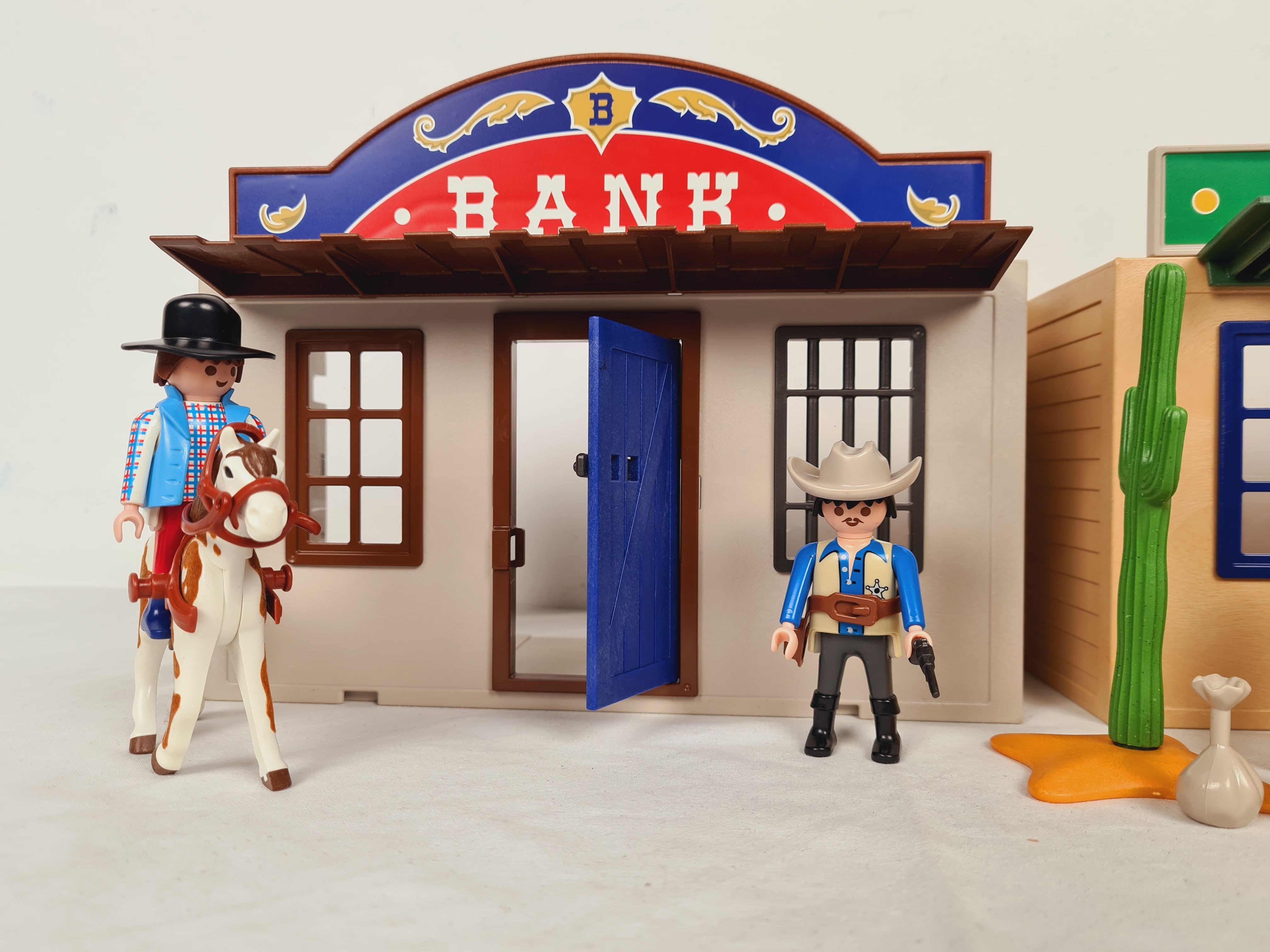 Voir photo 5 de Playmobil univers western shérif/ Bank transportable figurines et accessoires - 4 ans + Playmobil univers western shérif/ Bank transportable figurines et accessoires - 4 ans + Bon état - Vue 5 -