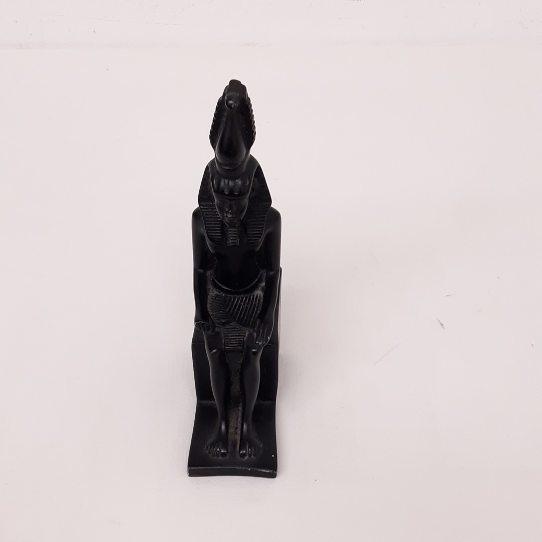 Statuette déesse égyptienne assise en bois - Photo 3