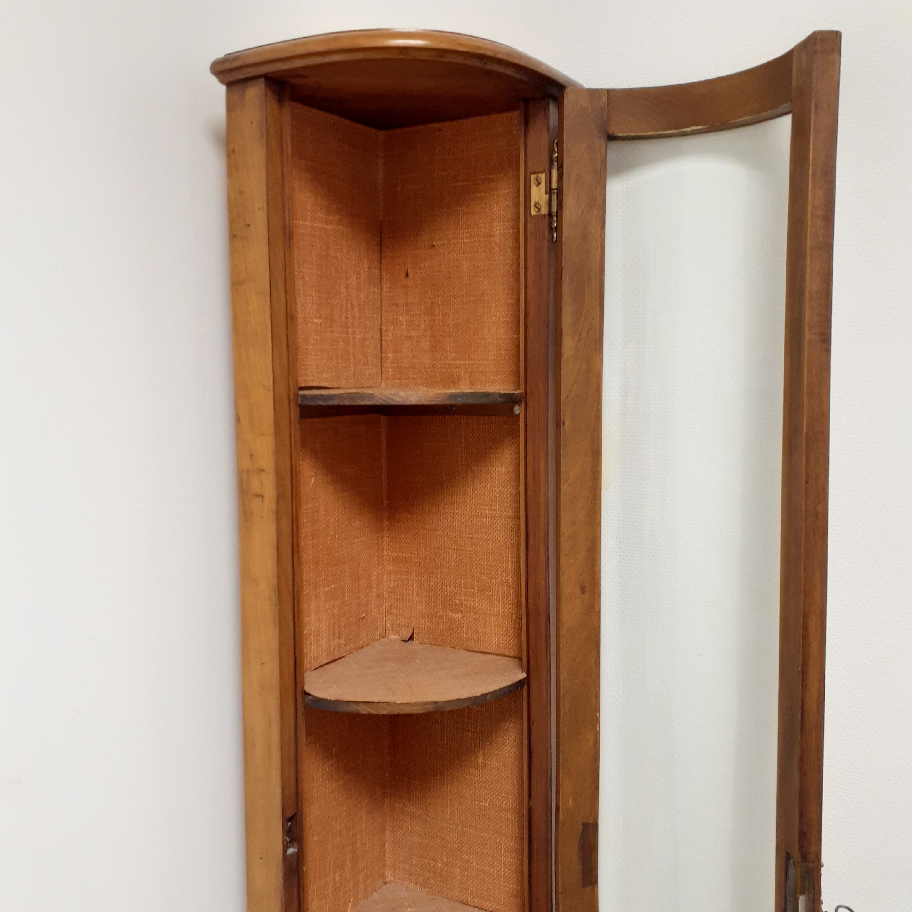 Vitrine d'angle en bois et verre biseauté avec clé - Photo 9