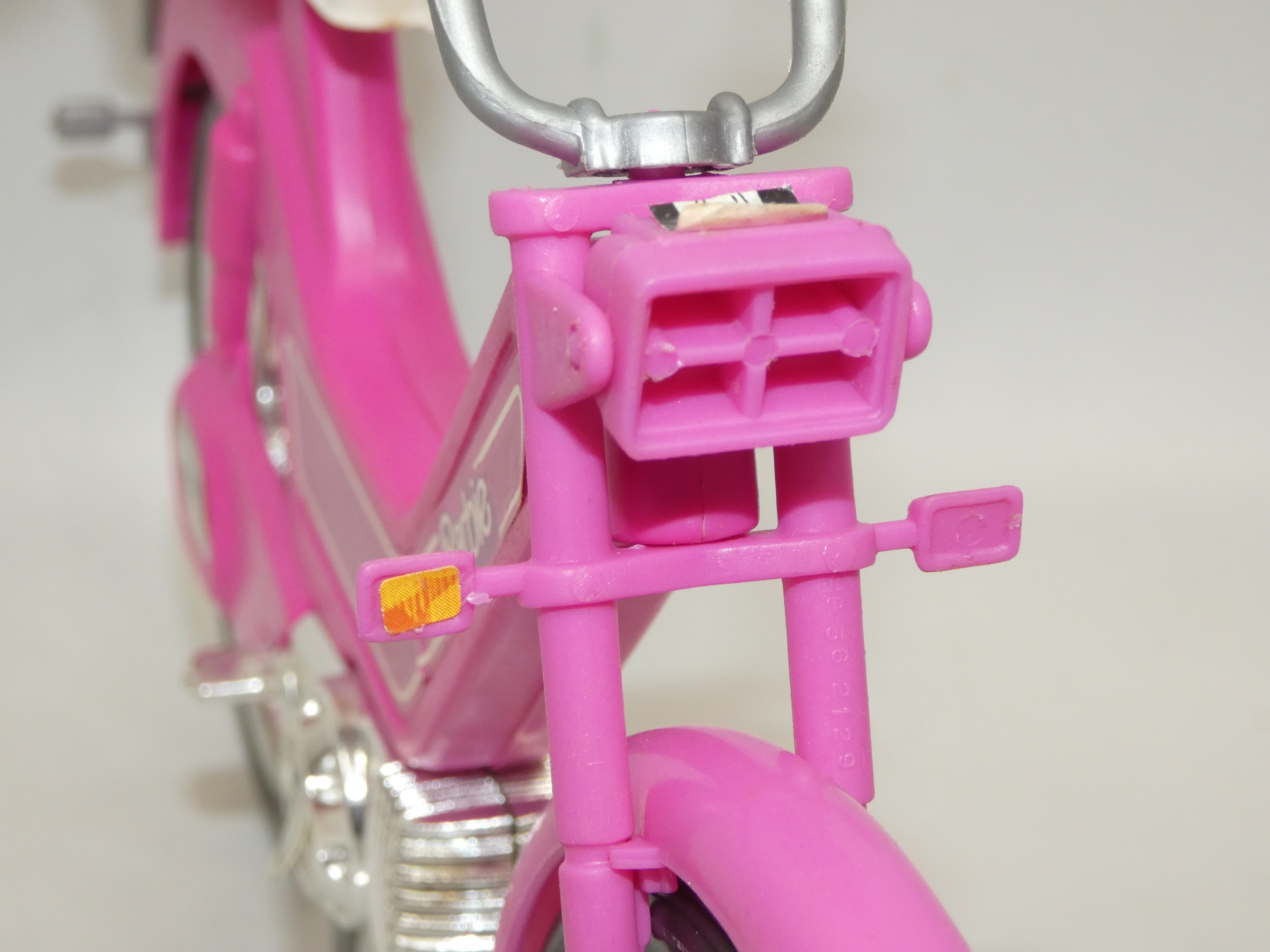 Voir photo 5 de Barbie le vélomoteur MATTEL 4856 Barbie le vélomoteur MATTEL 4856 Bon état - Vue 5 -