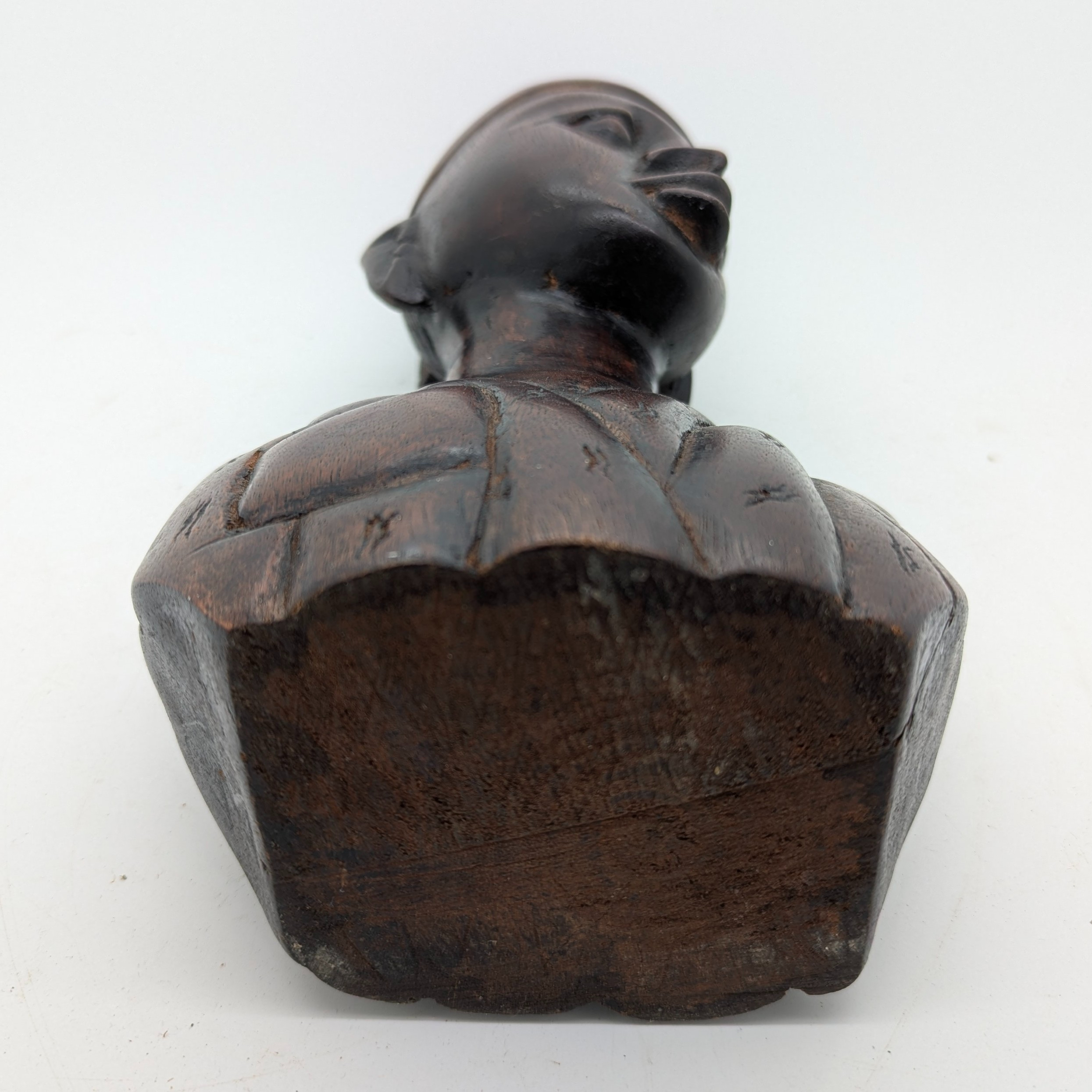 Buste en bois rouge sculpté homme portant le fez H : 24 cm - Photo 4