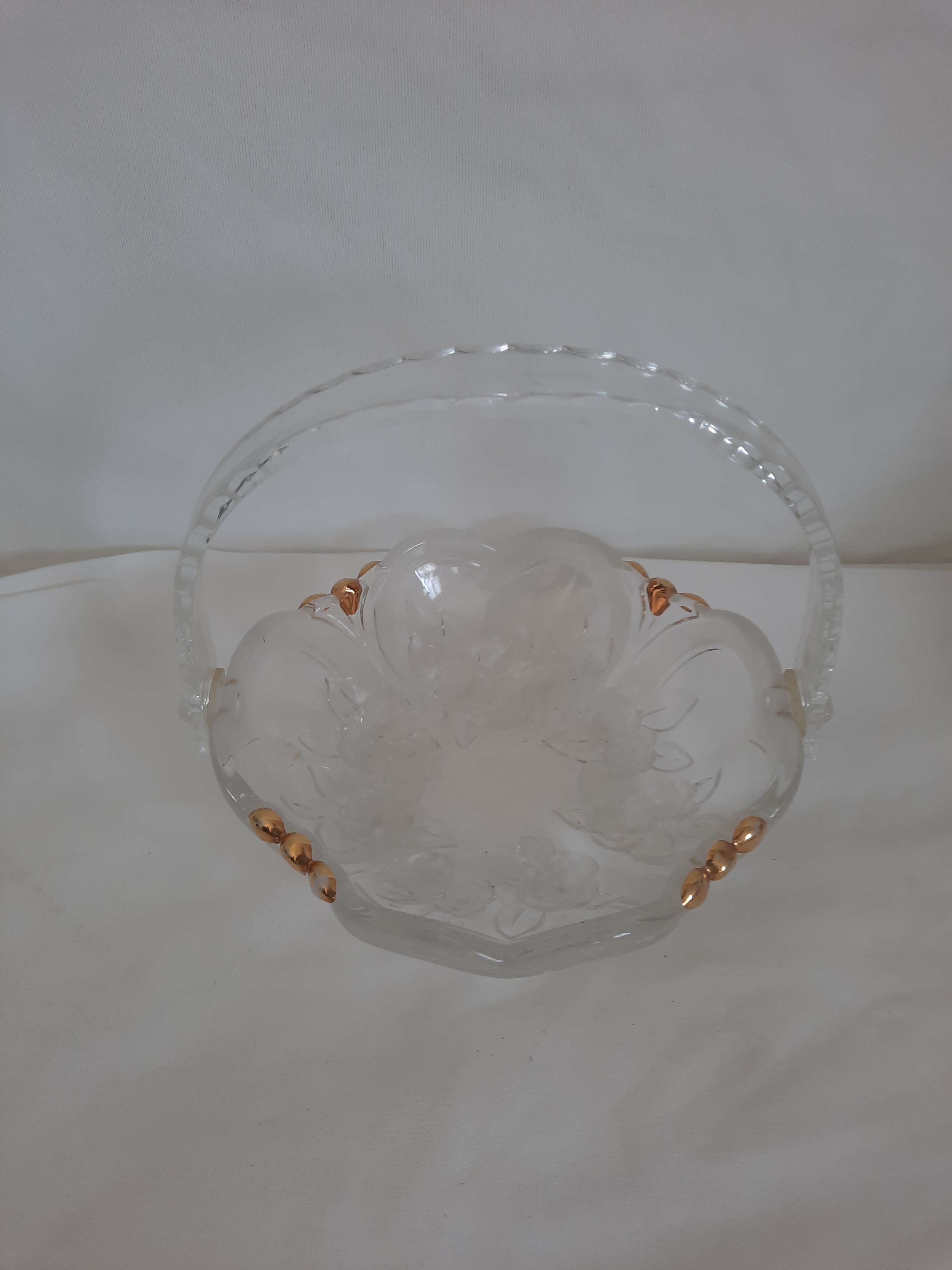 Voir photo 3 de Panier en verre à motif floral sculpté à anse en plastique Panier en verre à motif floral sculpté à anse en plastique État correct - Vue 3 -