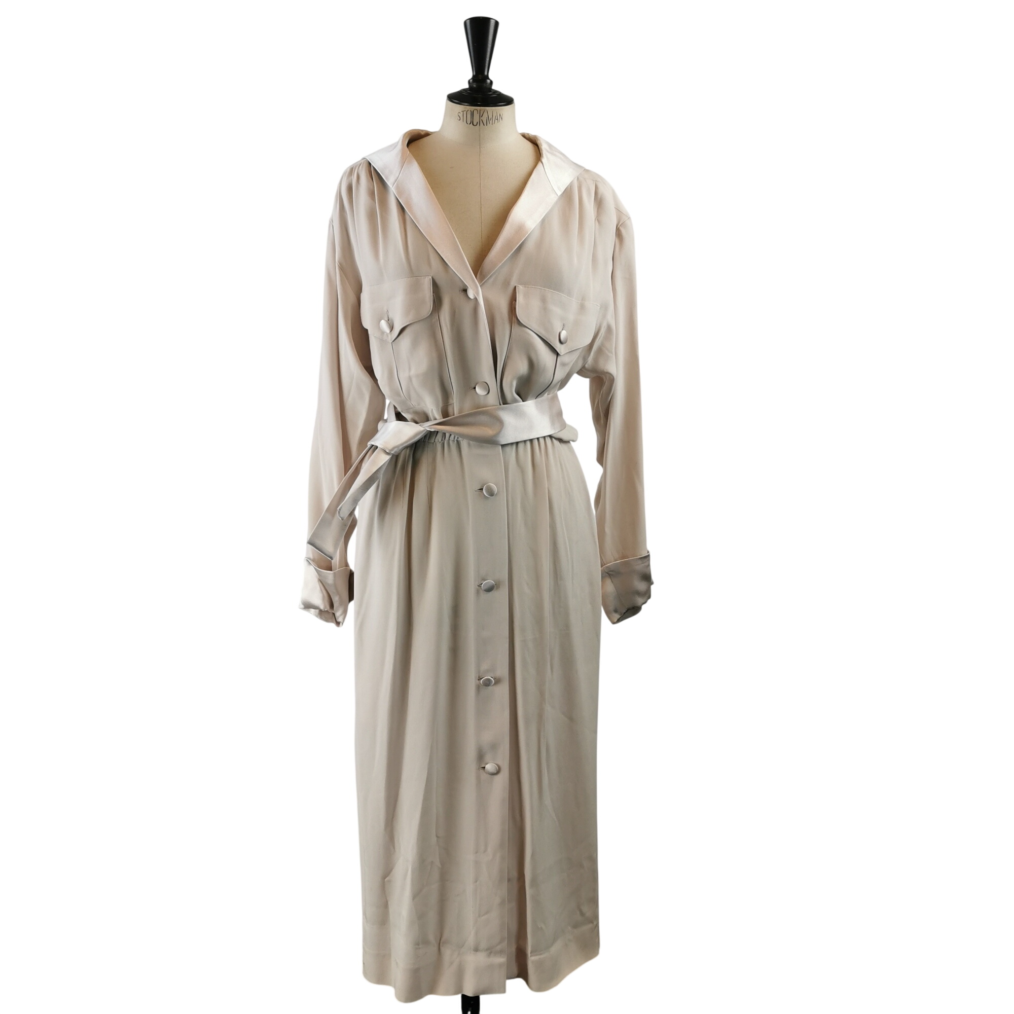 Acheter Robe - Cerruti 1881 - Taille 38 - Misty Rose Satinée Très bon état - 16,50 € Robe - Cerruti 1881 - Taille 38 - Misty Rose Satinée Très bon état - reconditionné disponible sur Label Emmaüs