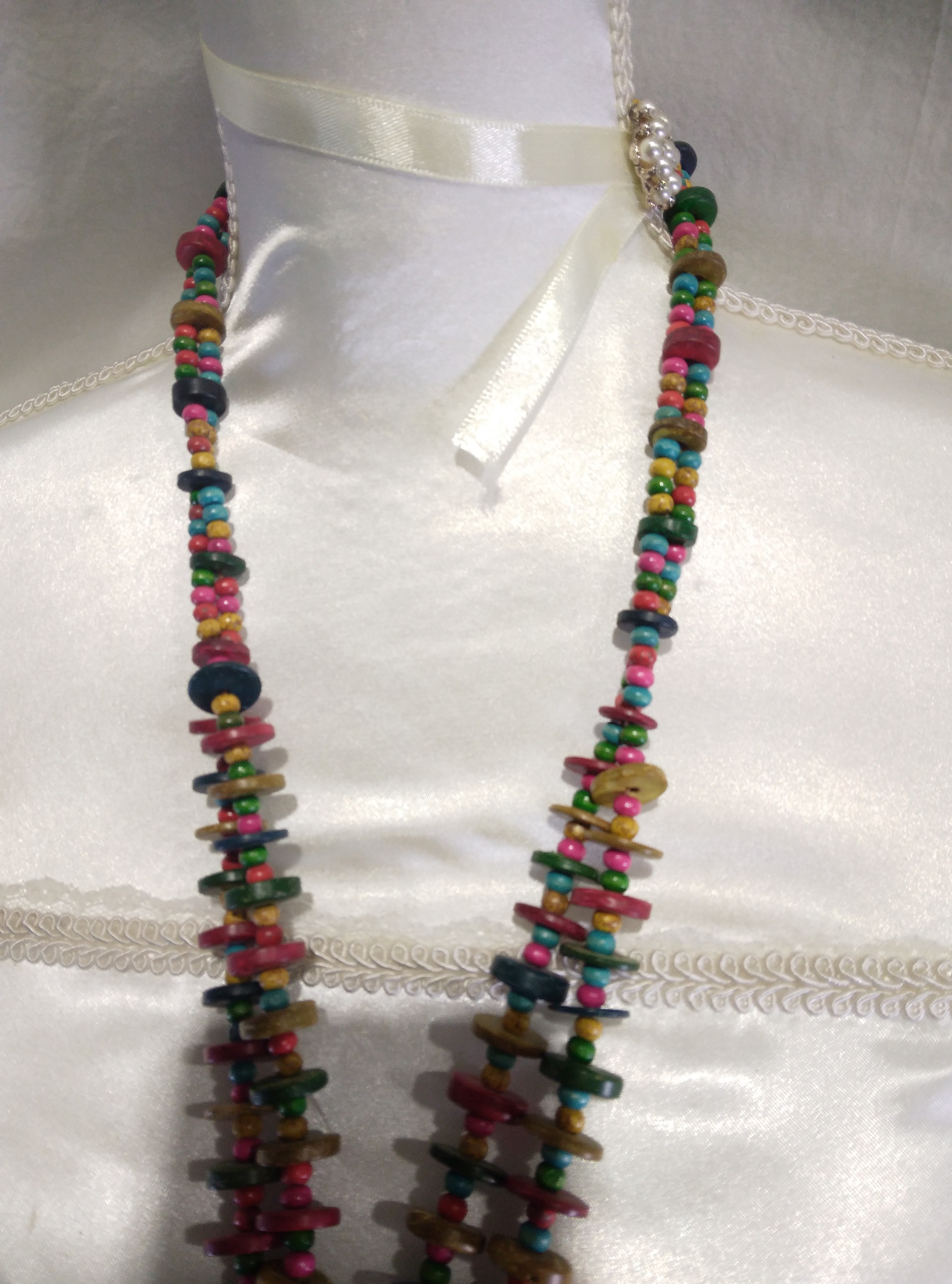Colliers de perles en bois multicolores Très bon état - Vue 2 - 