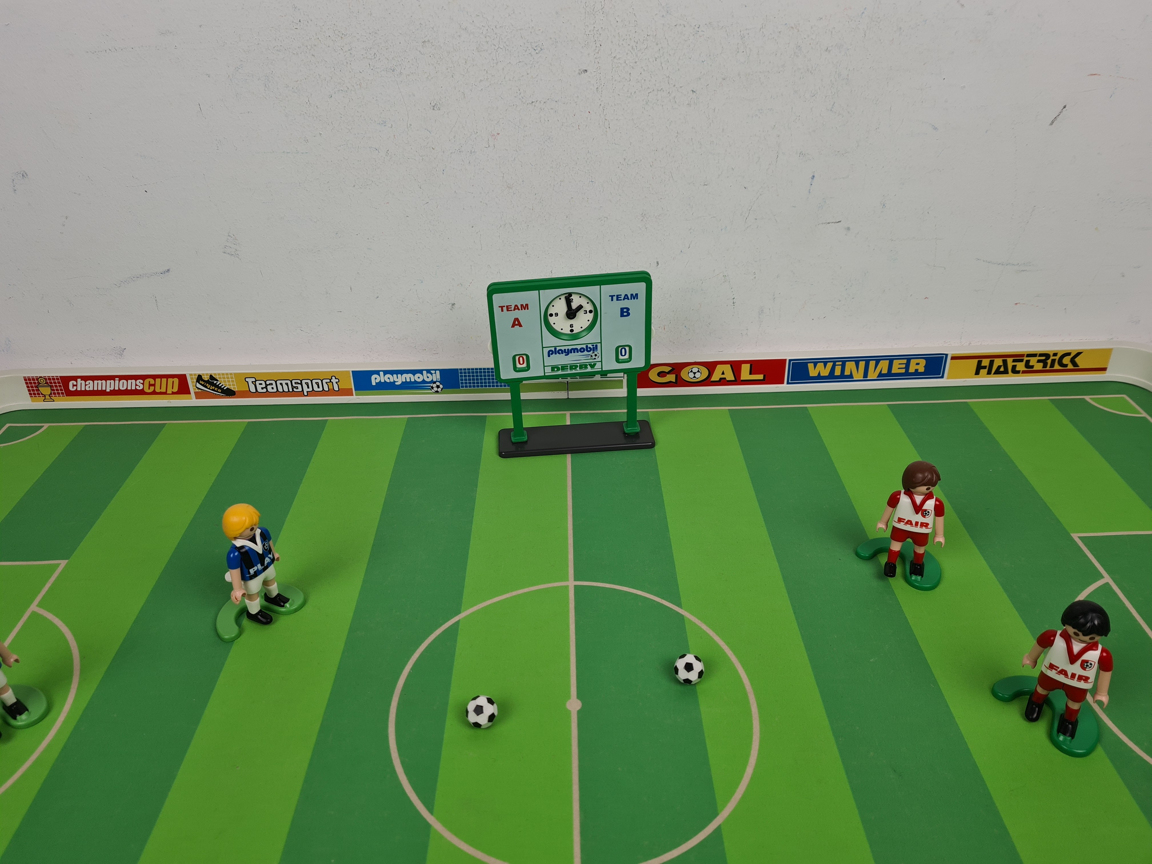 Voir photo 7 de Playmobil - 4700 Terrain de football avec joueurs - 5 ans + Playmobil - 4700 Terrain de football avec joueurs - 5 ans + État correct - Vue 7 -